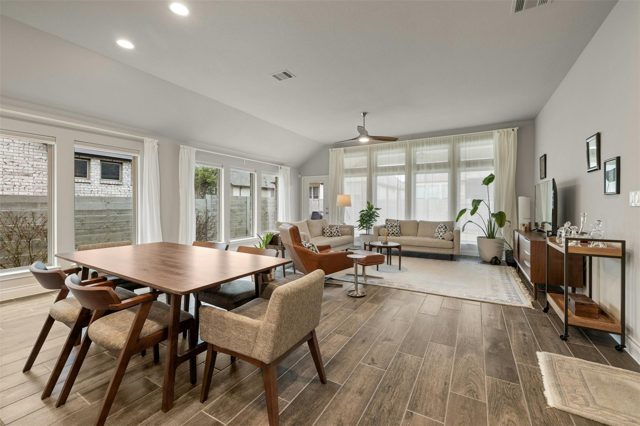 1129 Round Mountain Pass Property Photo 4