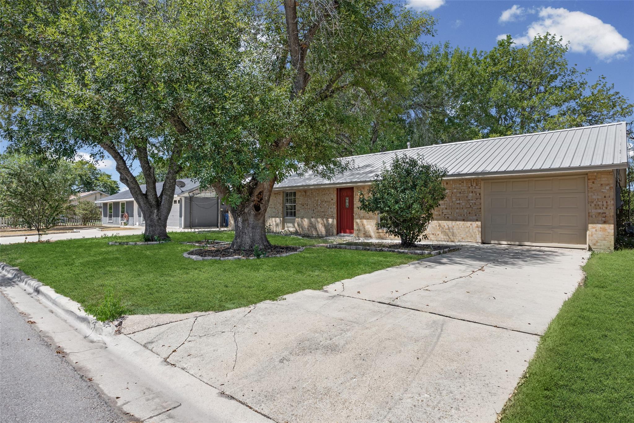 1401 Trinity St Property Photo 3