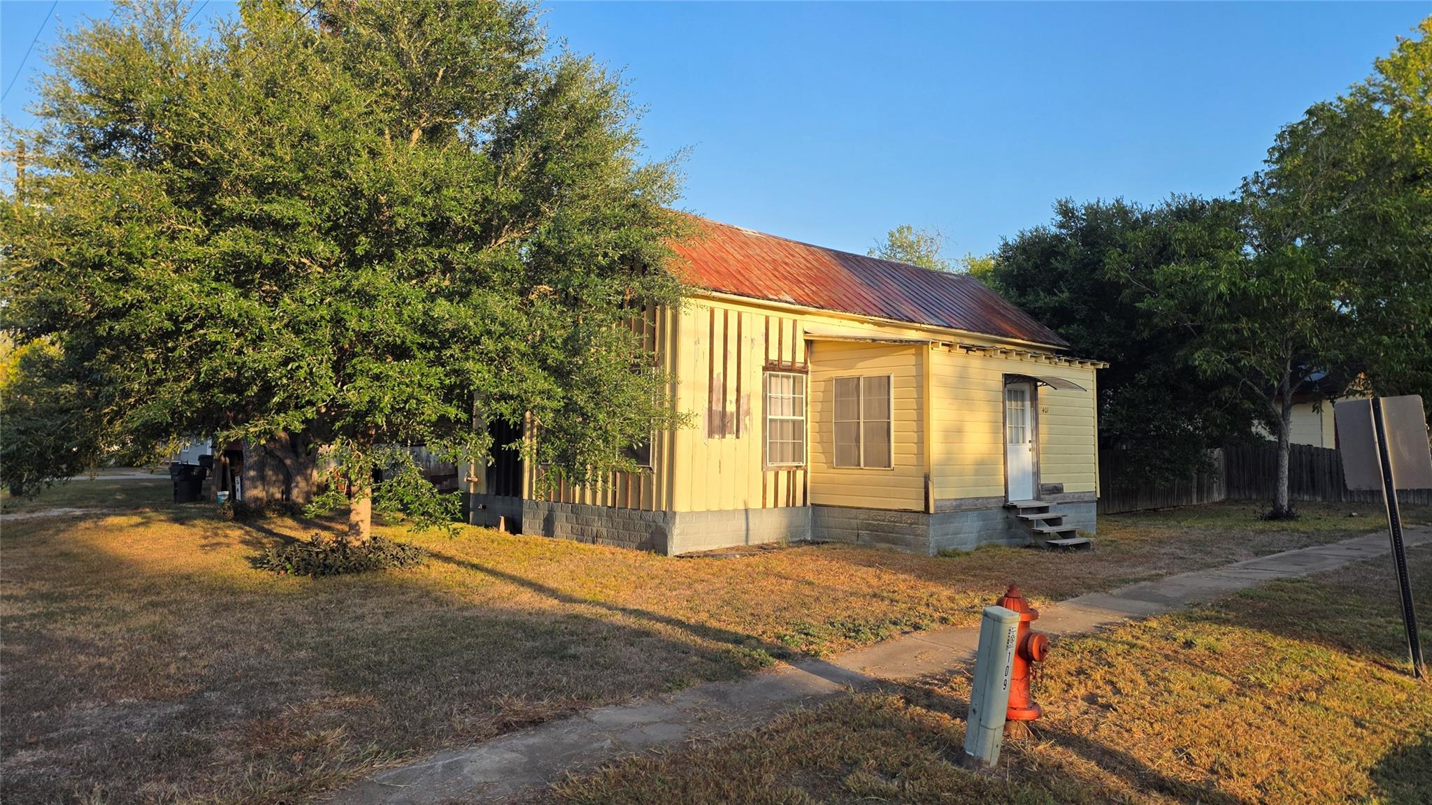401 N Pecan St Property Photo 1