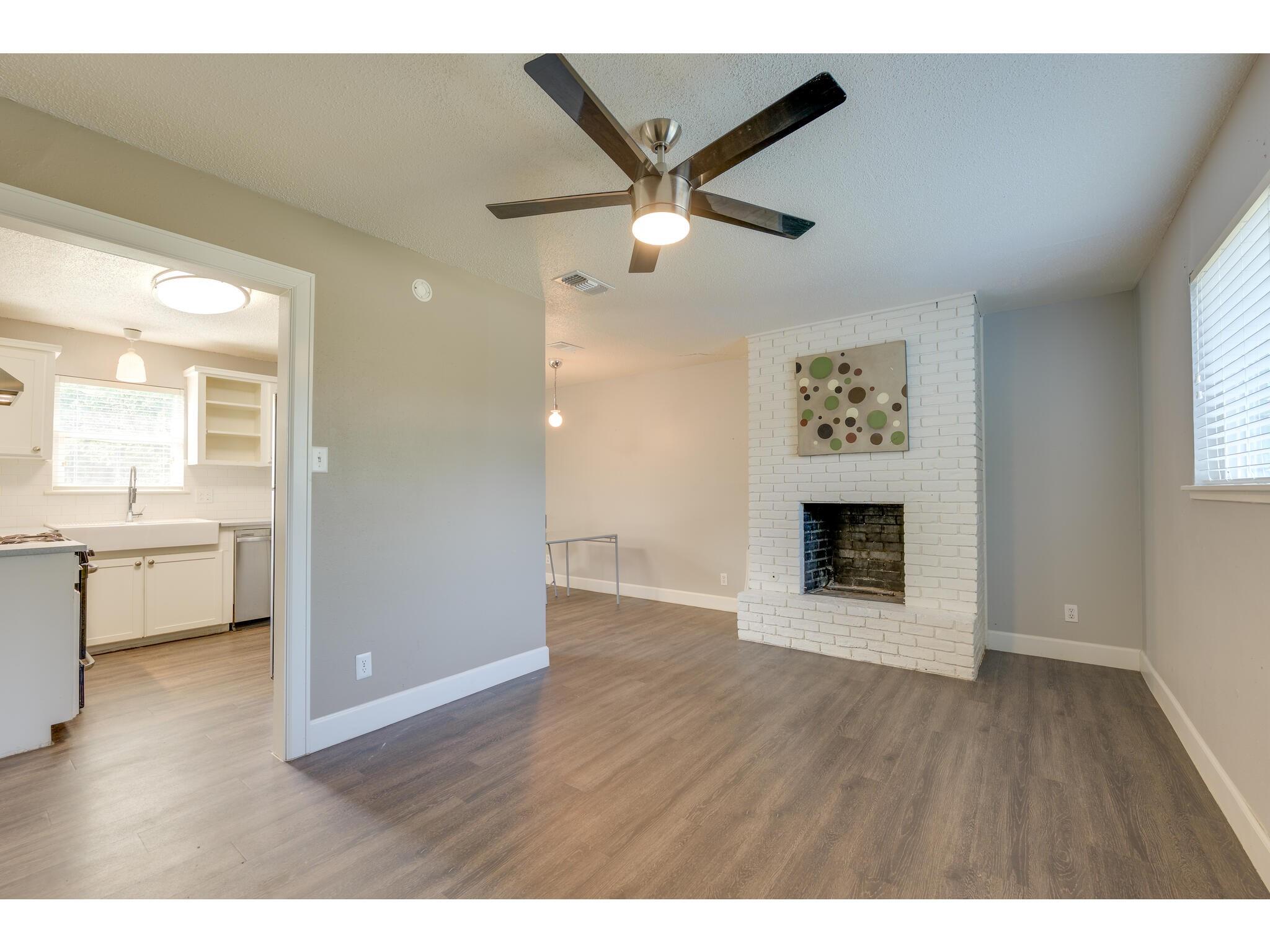 1606 Parker Ln Property Photo 4