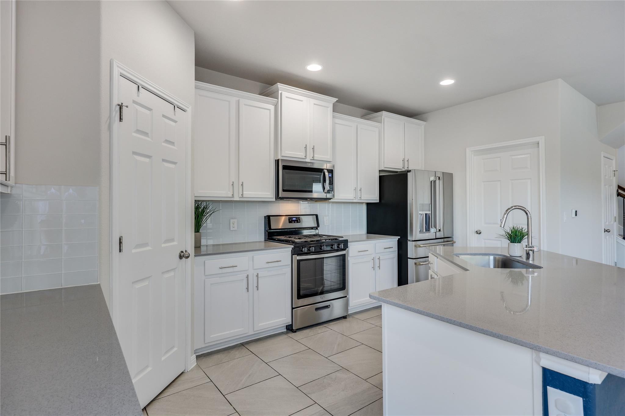 913 Boatswain Way Property Photo 13