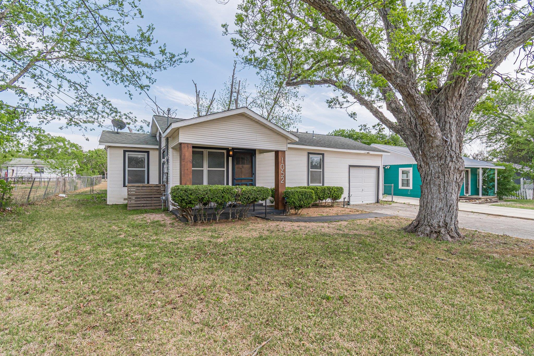 1052 Dunlap Dr Property Photo 1