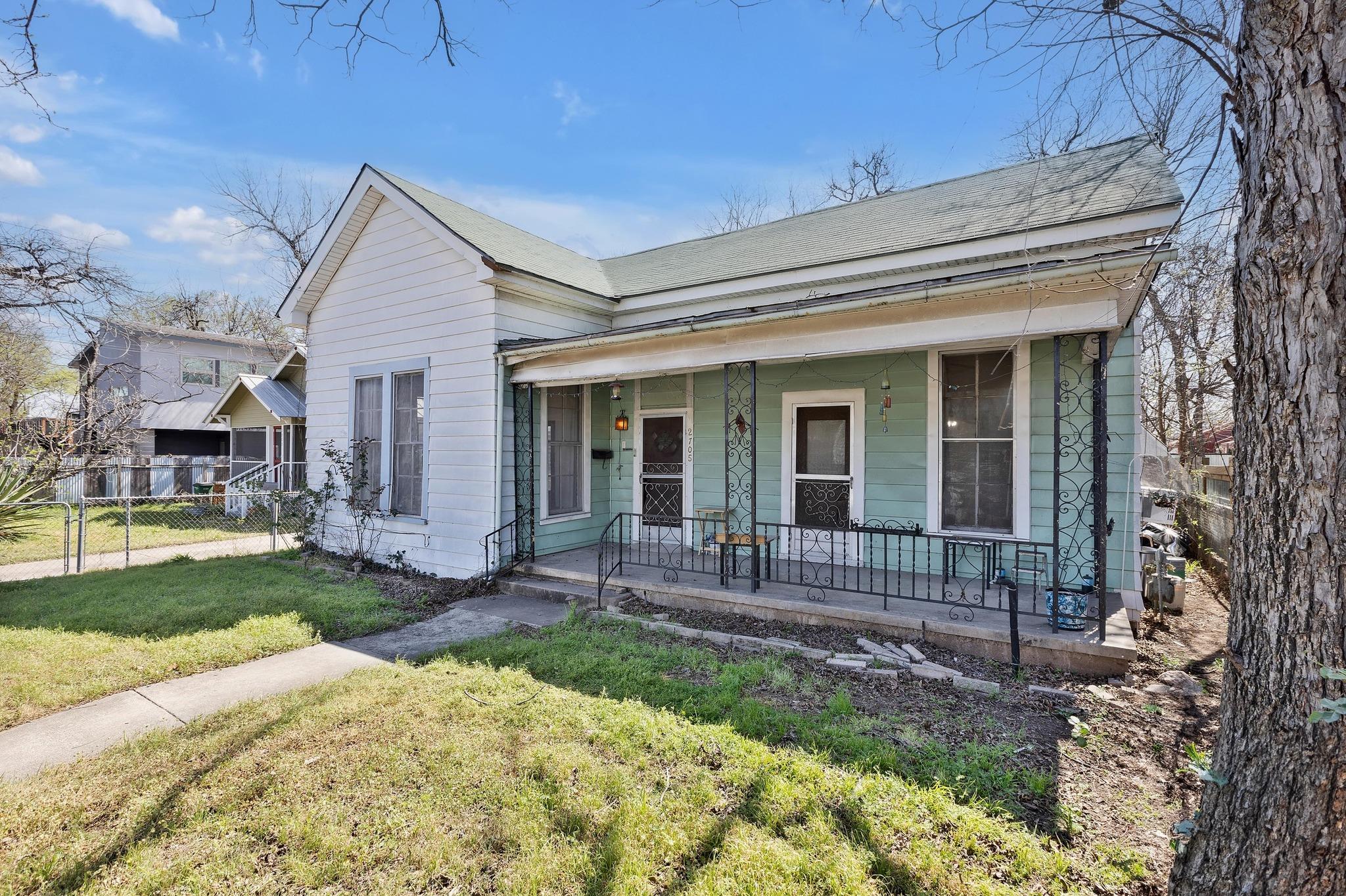 2705 E 2nd St Property Photo