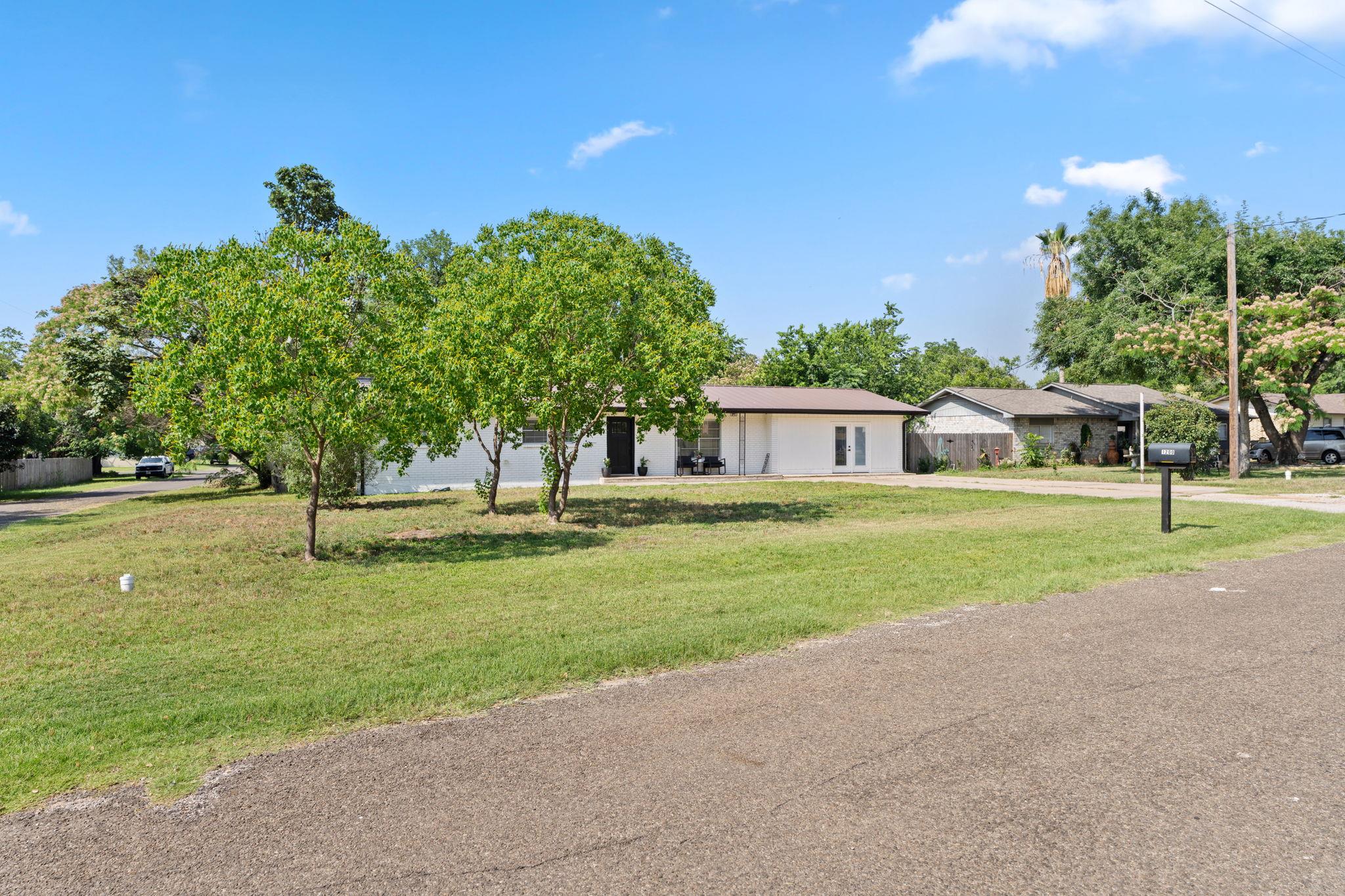 1200 Ash Dr Property Photo 2