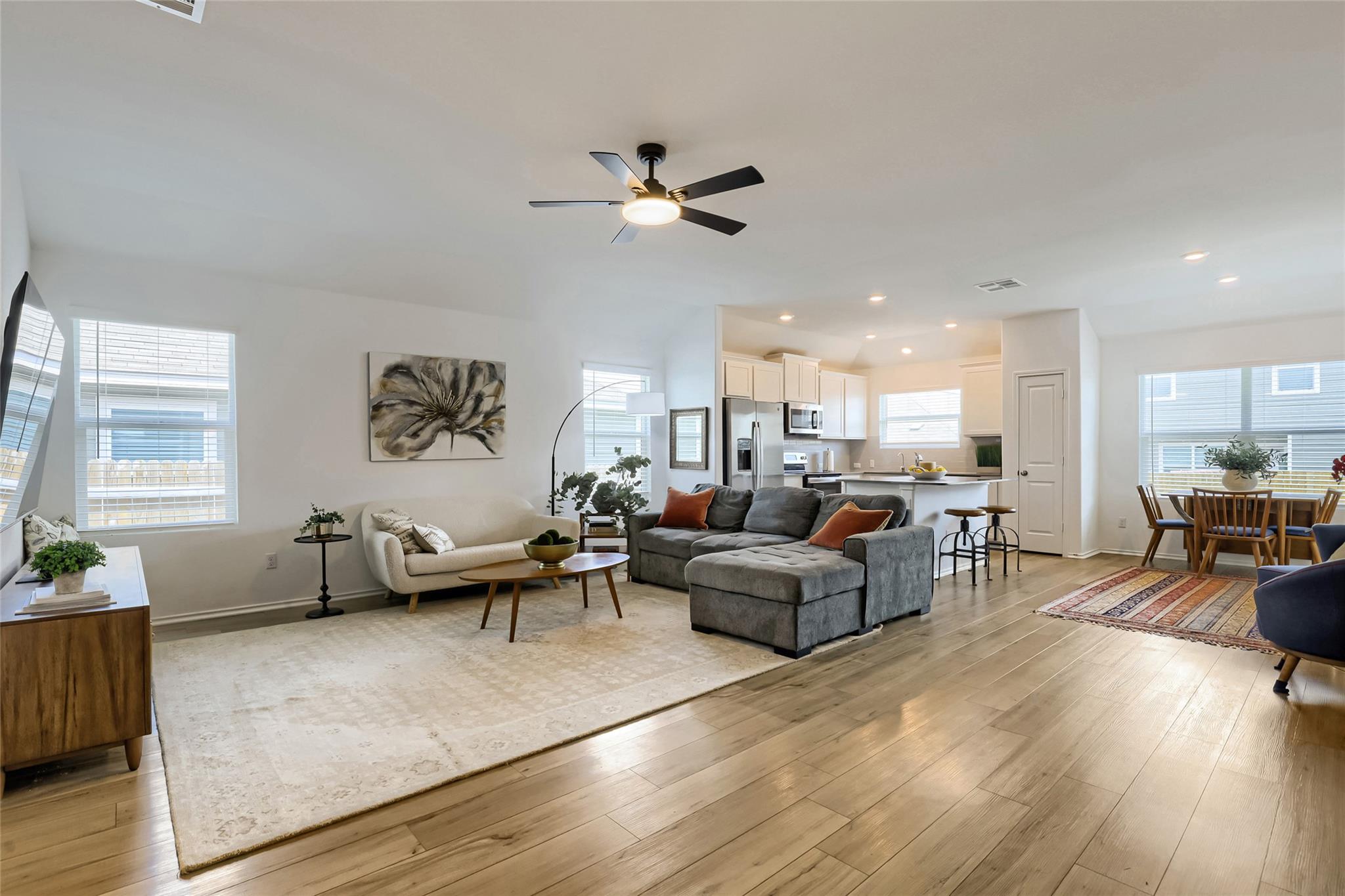 452 Perfect World Loop Property Photo 3