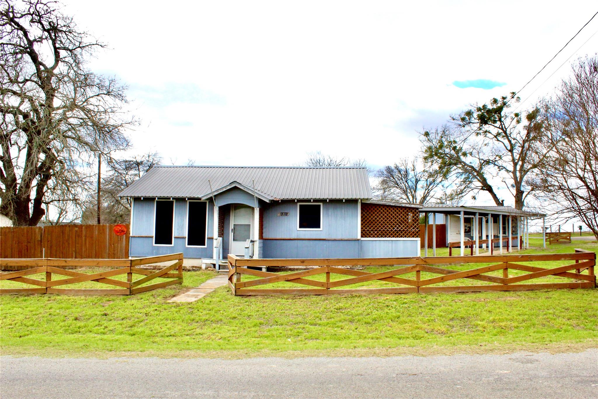 1221 Giddings St Property Photo