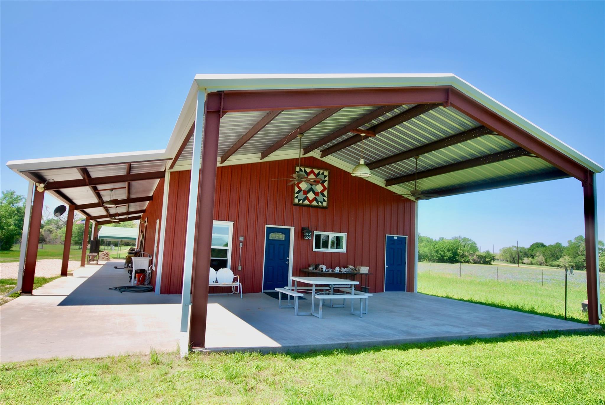 4255 Fm 957 Property Photo 4