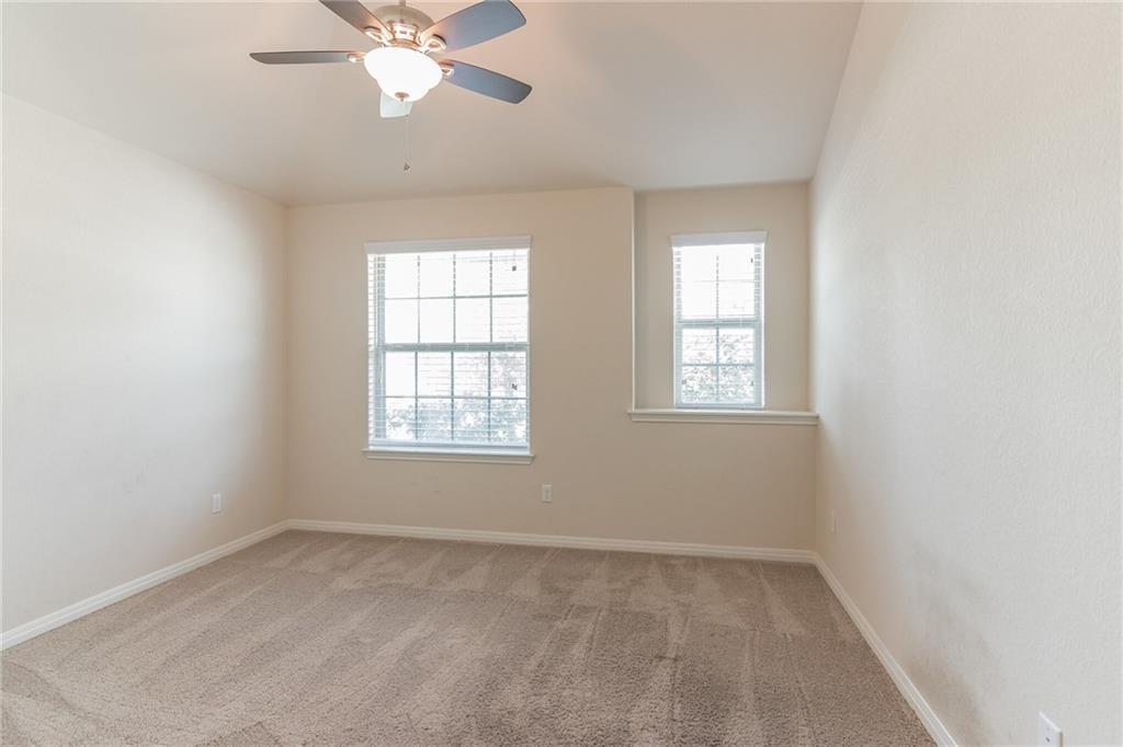 320 Lightcliff St Property Photo 4