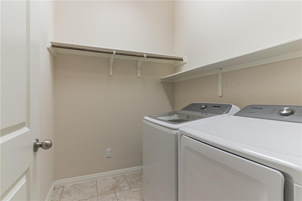 320 Lightcliff St Property Photo 7