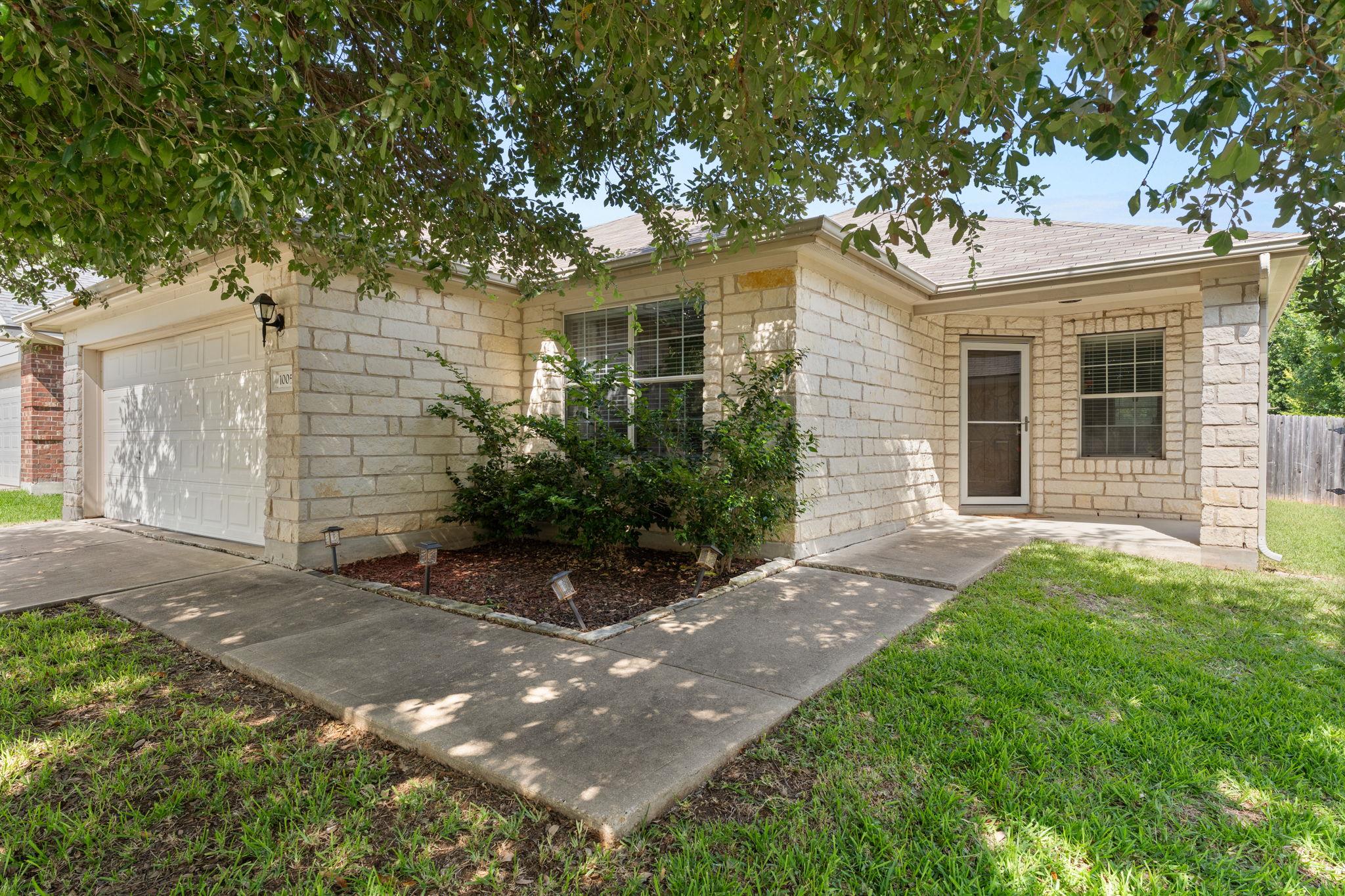 1005 Blackburn Pl Property Photo 3