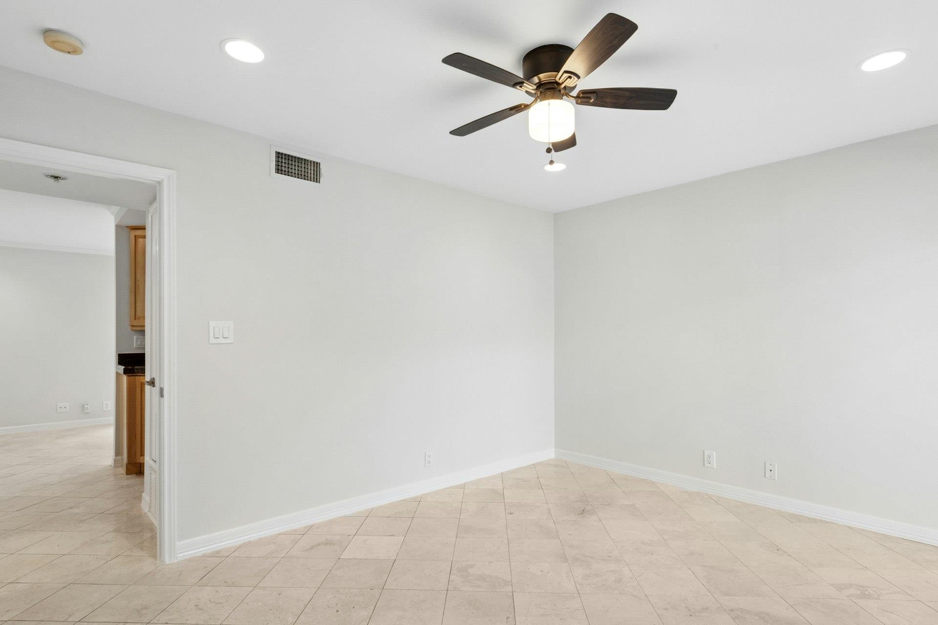 500 E Riverside Dr #114 Property Photo 11