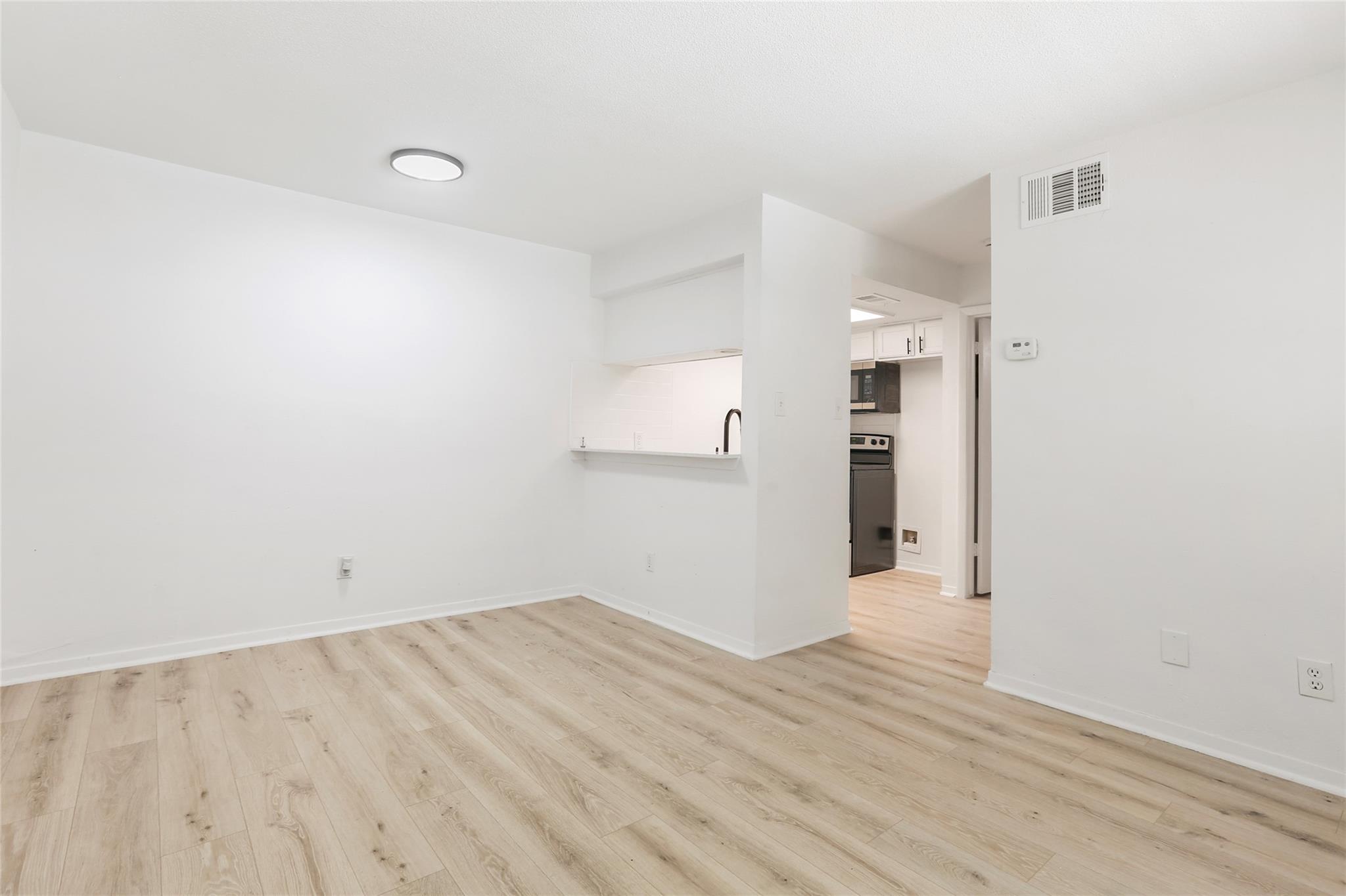 923 E 41st St #101 Property Photo 6