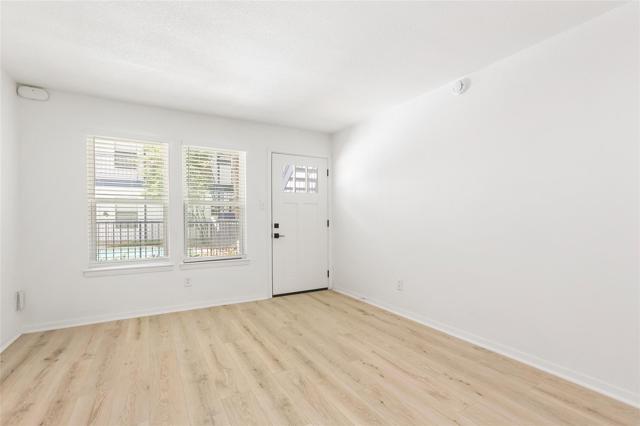 923 E 41st St #101 Property Photo 7