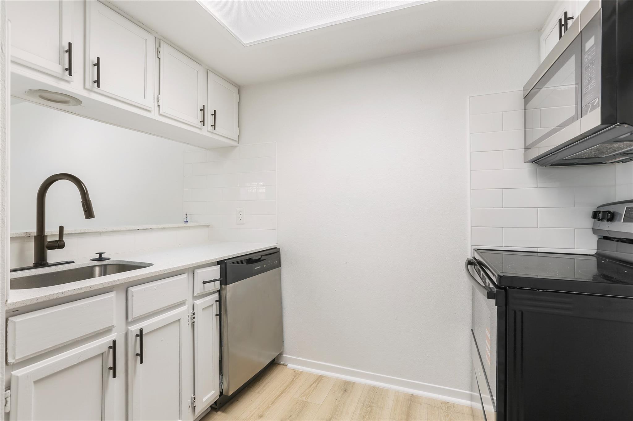 923 E 41st St #101 Property Photo 8