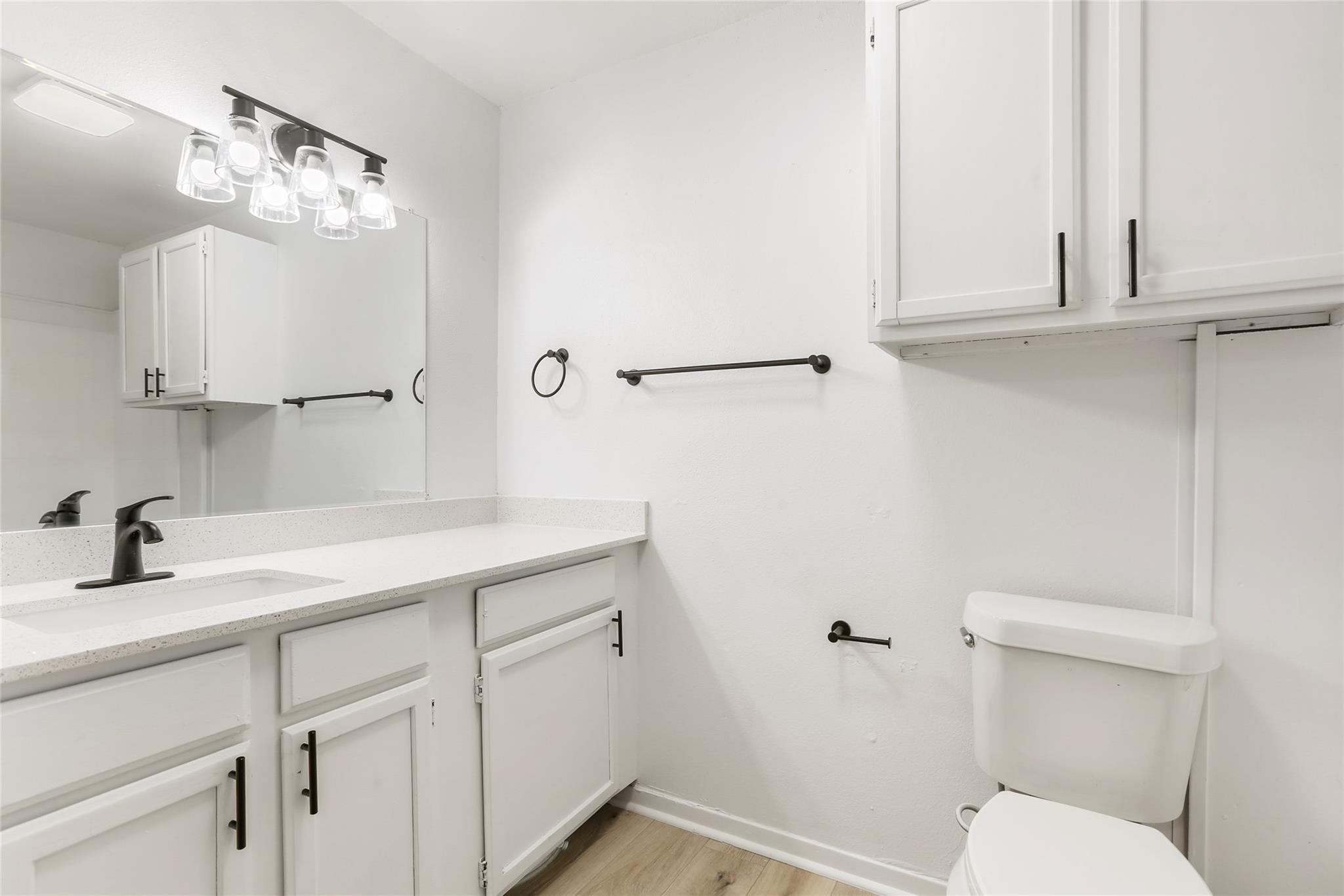 923 E 41st St #101 Property Photo 12