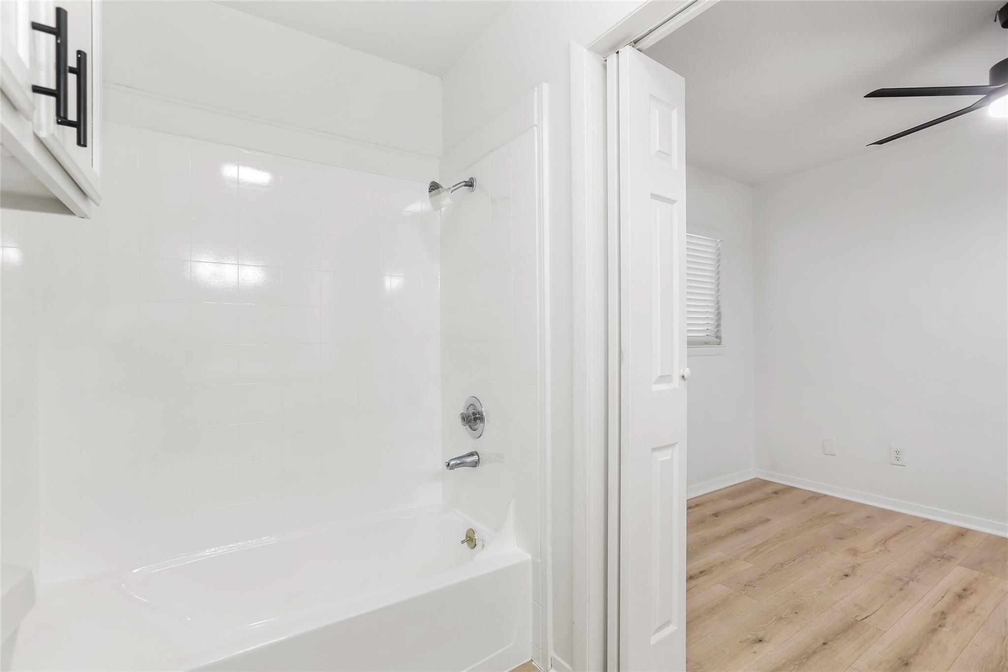 923 E 41st St #101 Property Photo 13