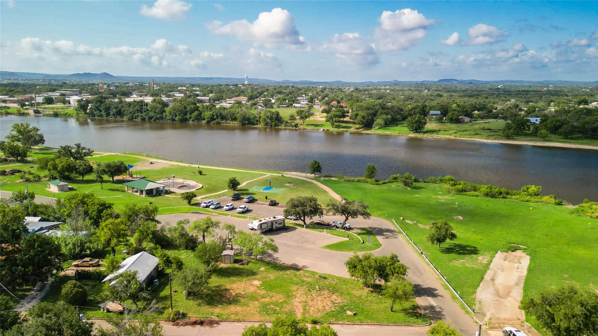 408 W Tarrant St Property Photo 3