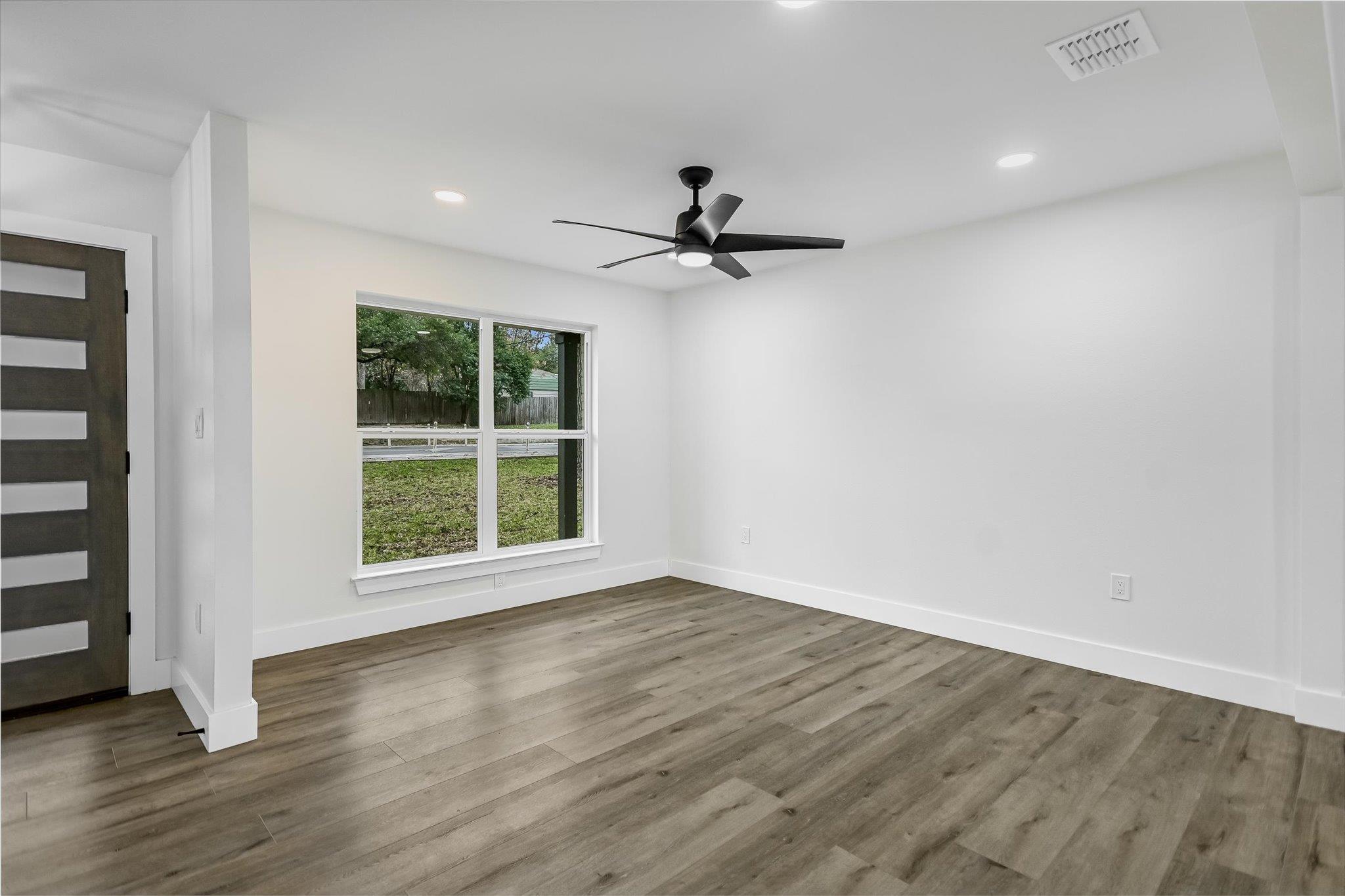 2704 Loyola Ln Property Photo 5