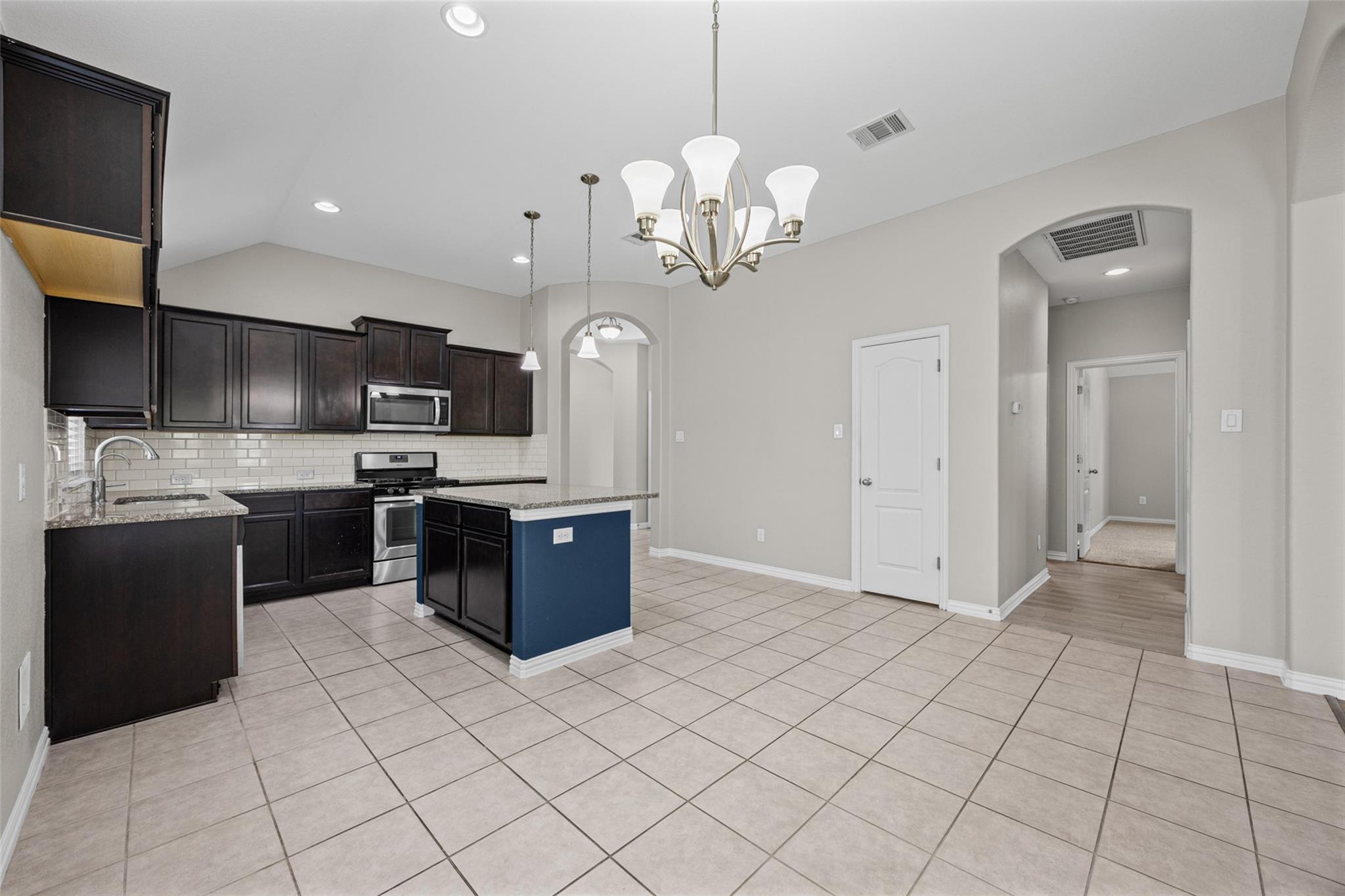309 Willow City Vly Property Photo 5