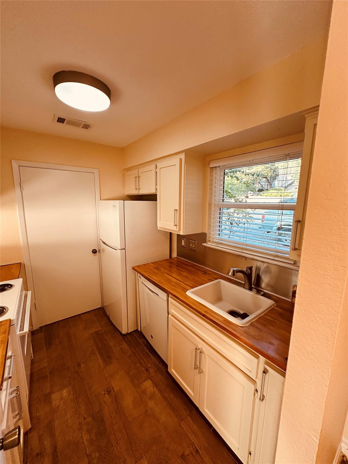 3529 North Hills Dr #b Property Photo 4