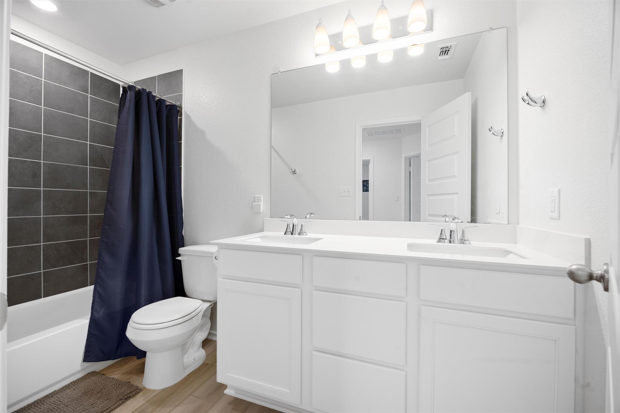 1030 Santiam St Property Photo 17