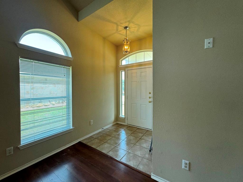 1005 Gentry Dr Property Photo 2