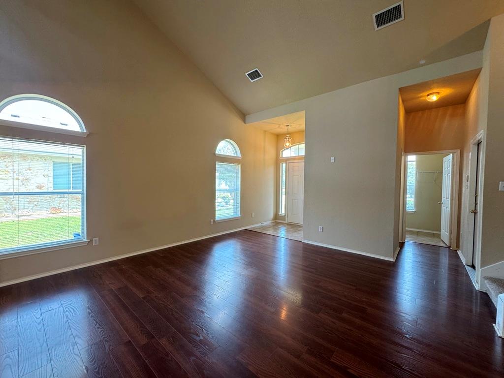 1005 Gentry Dr Property Photo 3