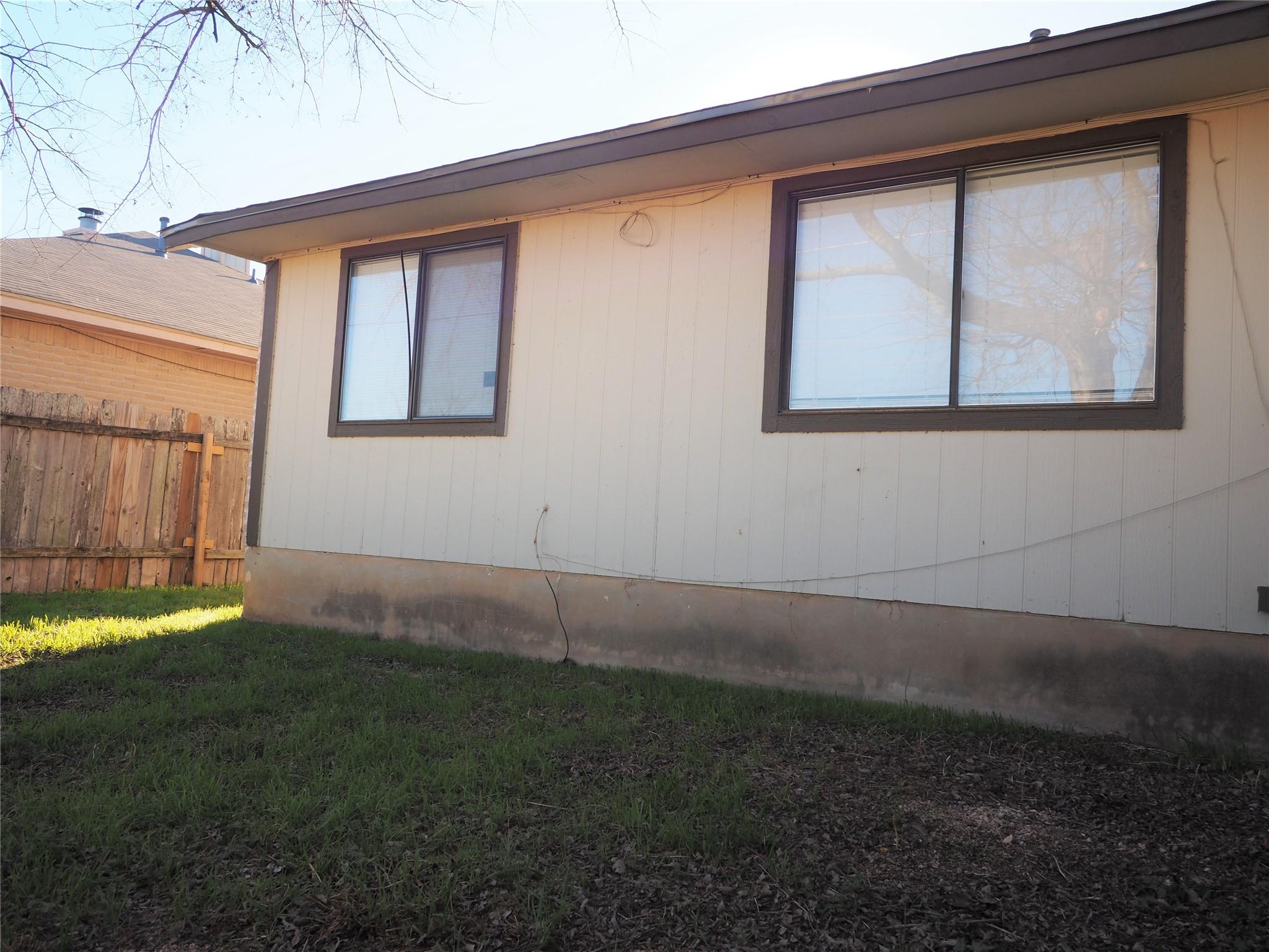 1403 Hermitage Dr Property Photo 3