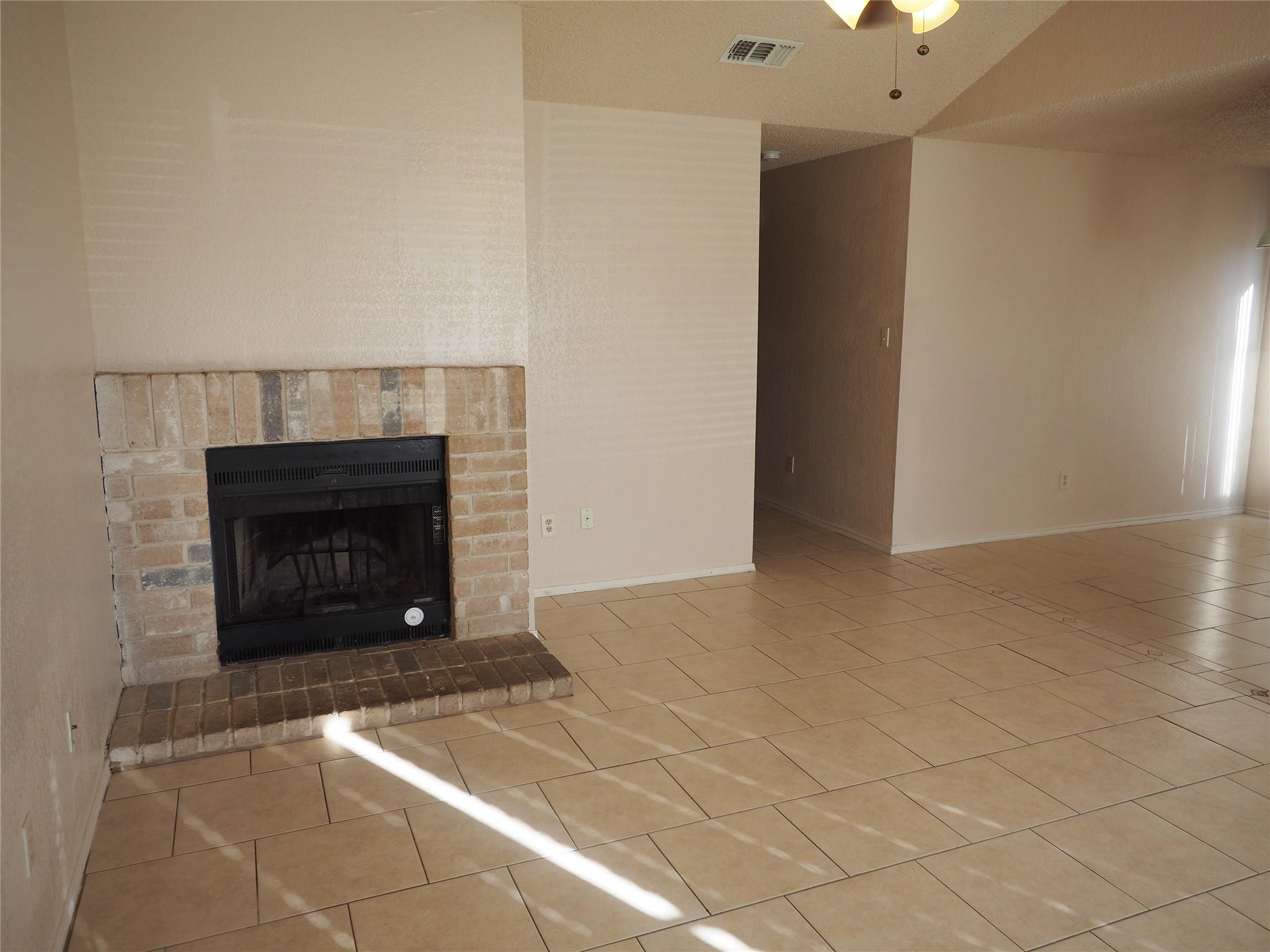 1403 Hermitage Dr Property Photo 4