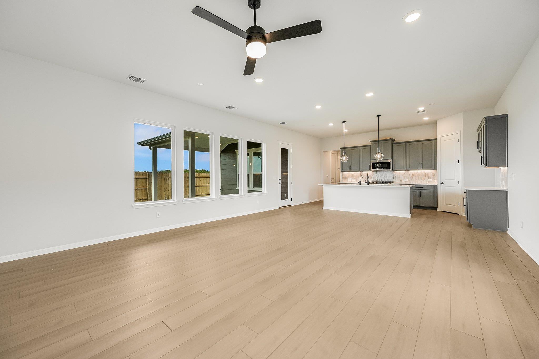 8601 Dongan Dr Property Photo 10