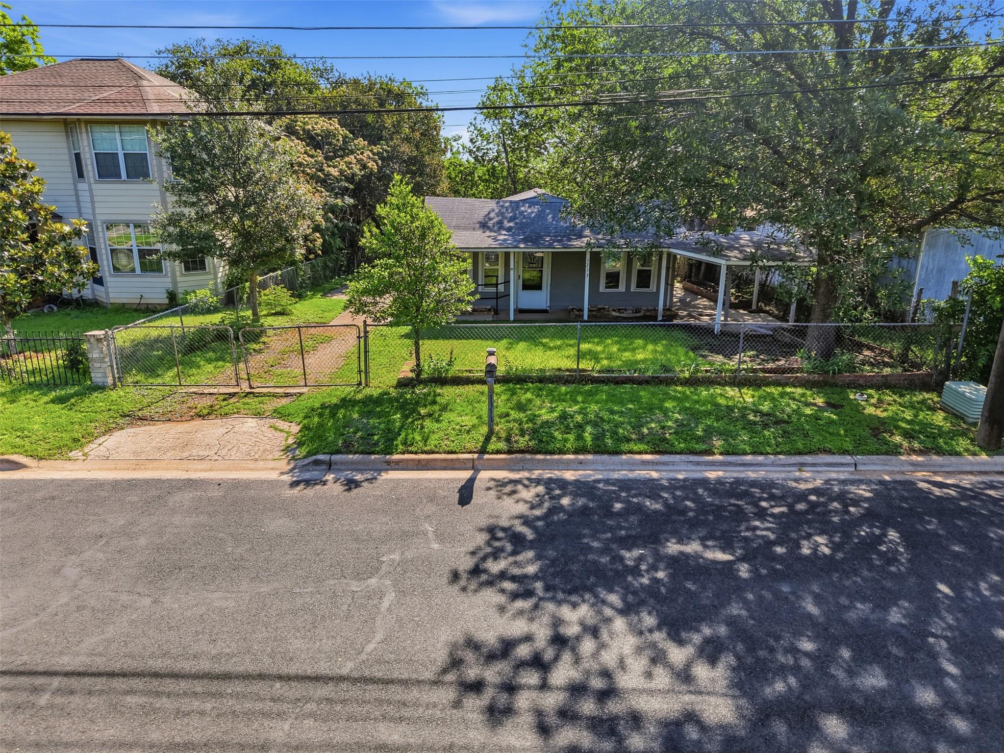 1313 Perez St Property Photo 3