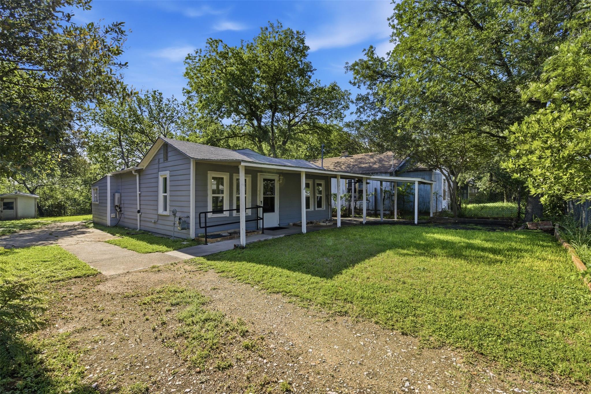 1313 Perez St Property Photo 4