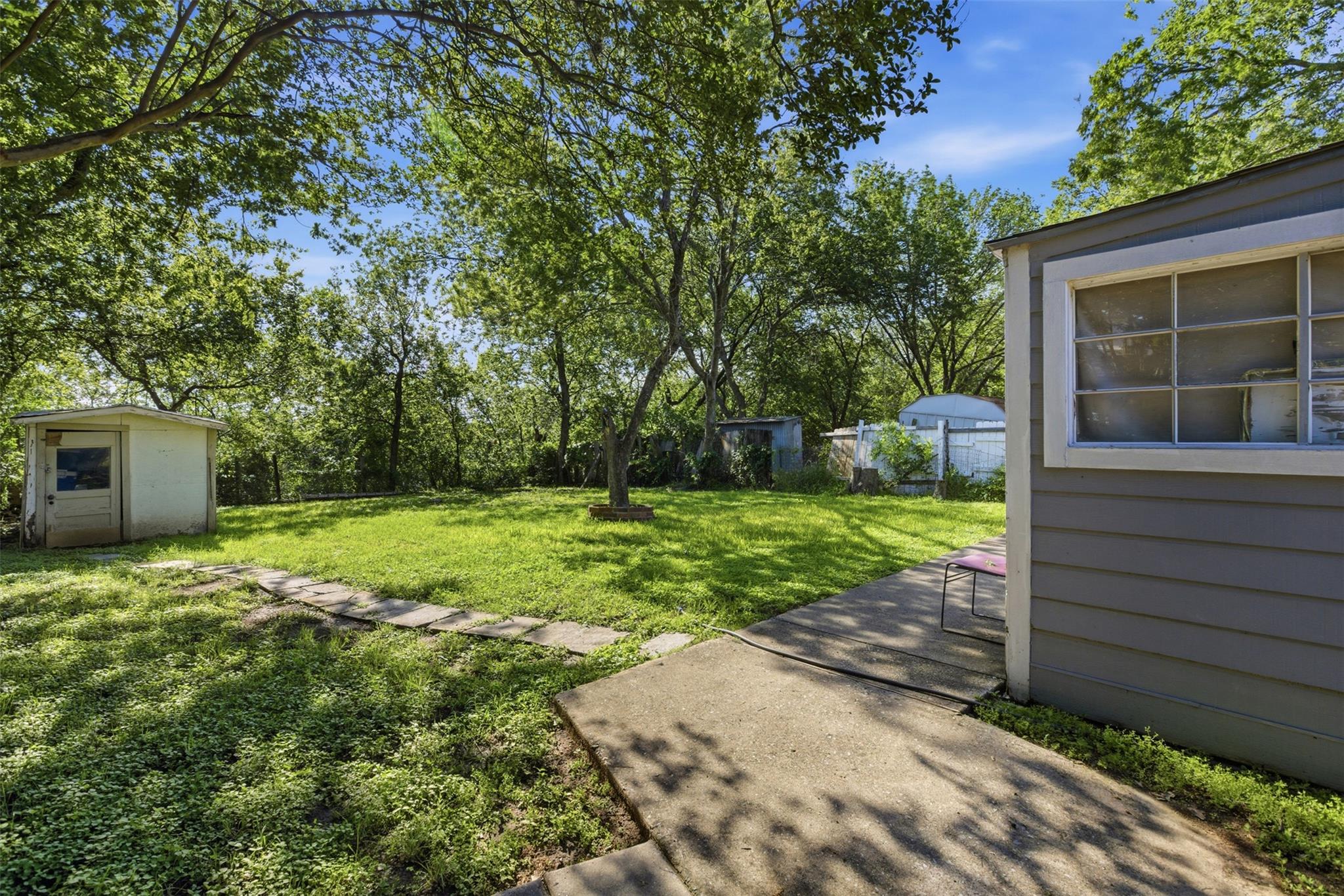 1313 Perez St Property Photo 6