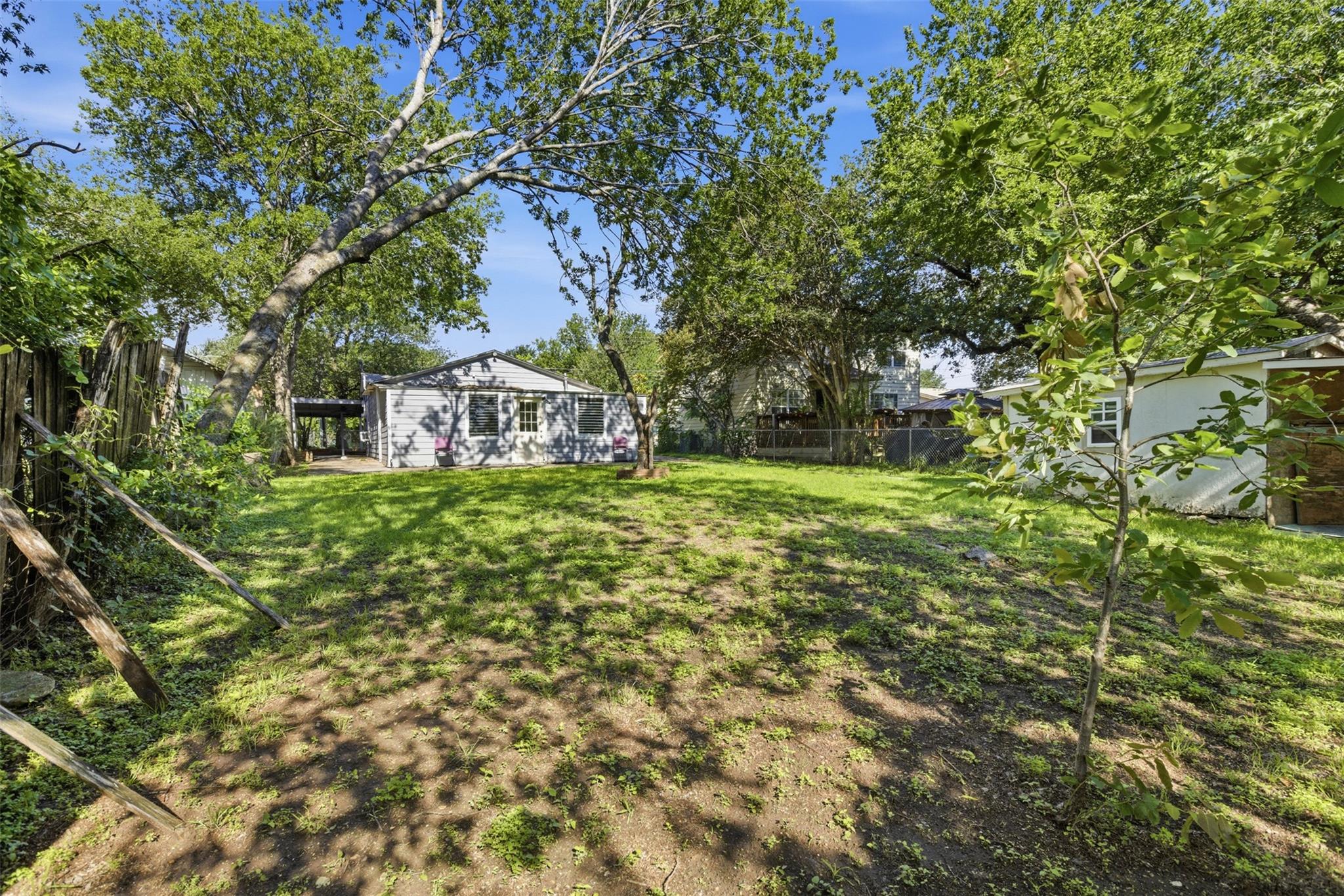 1313 Perez St Property Photo 7