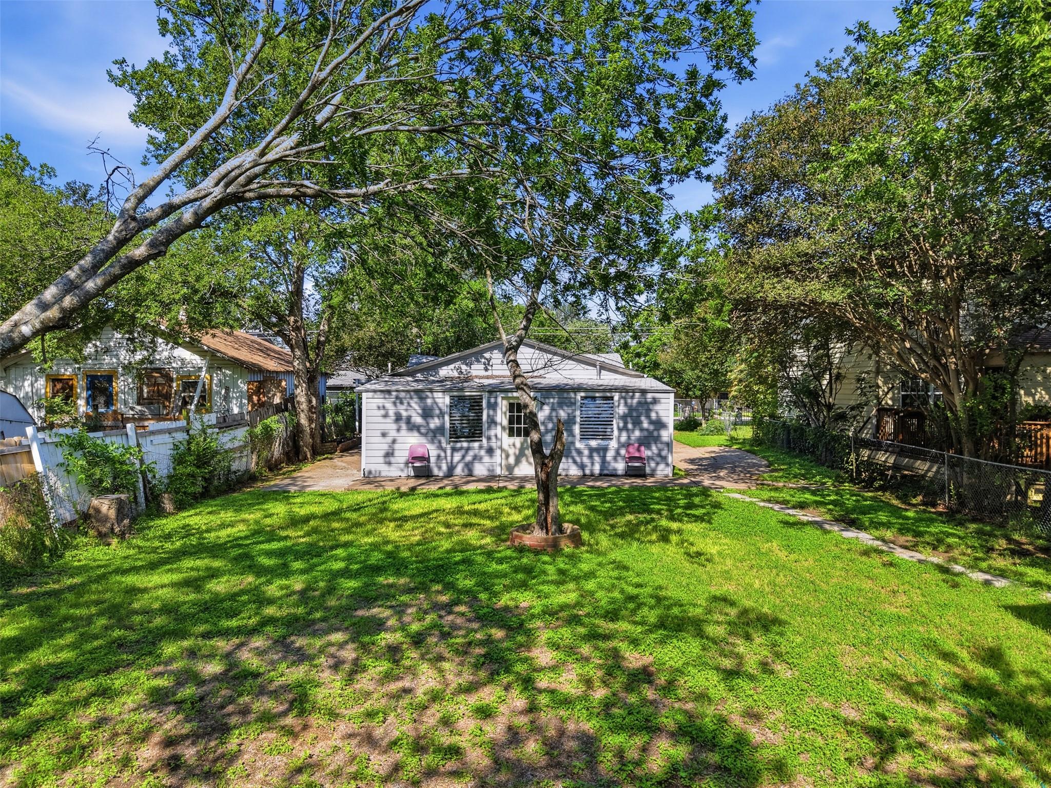 1313 Perez St Property Photo 10