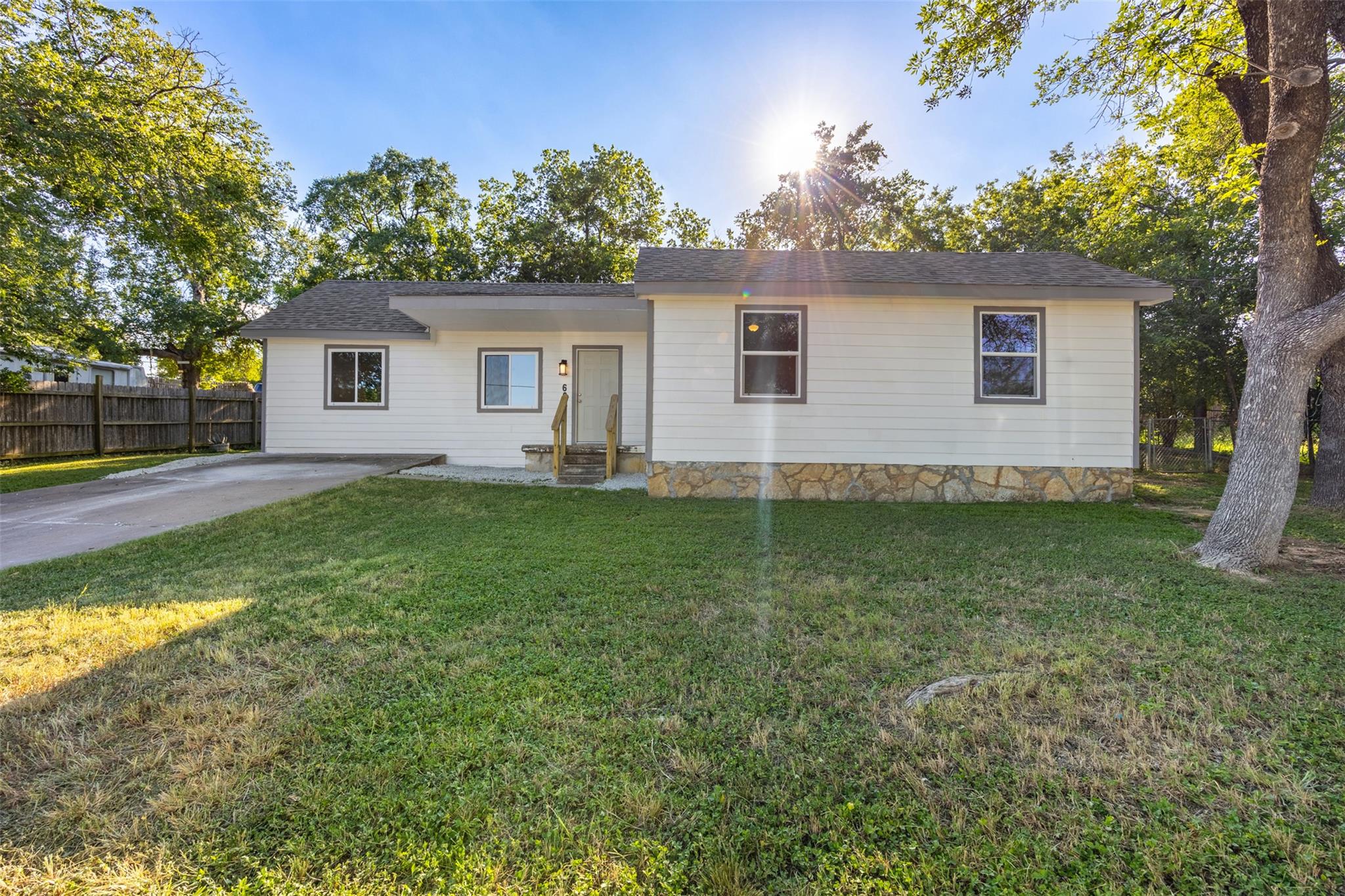 608 Live Oak St Property Photo 1
