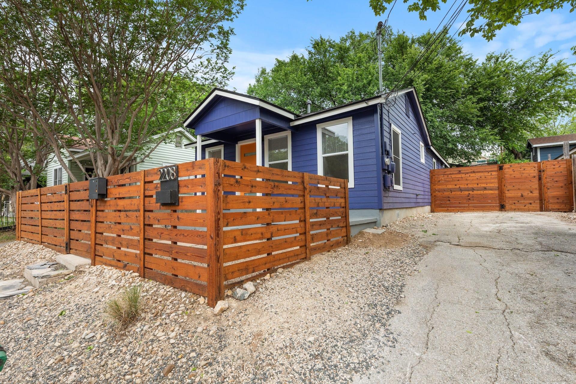 2208 Santa Rita St Property Photo 3