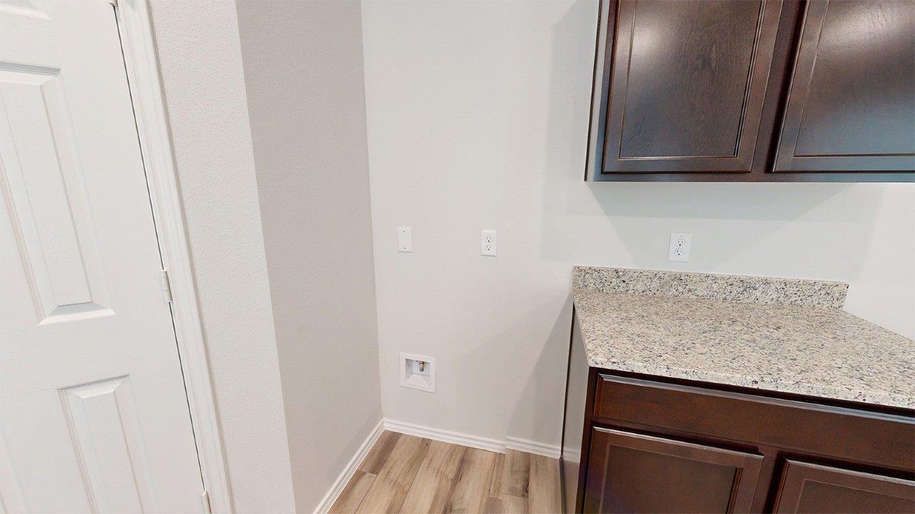 557 Hector Loop Property Photo 7