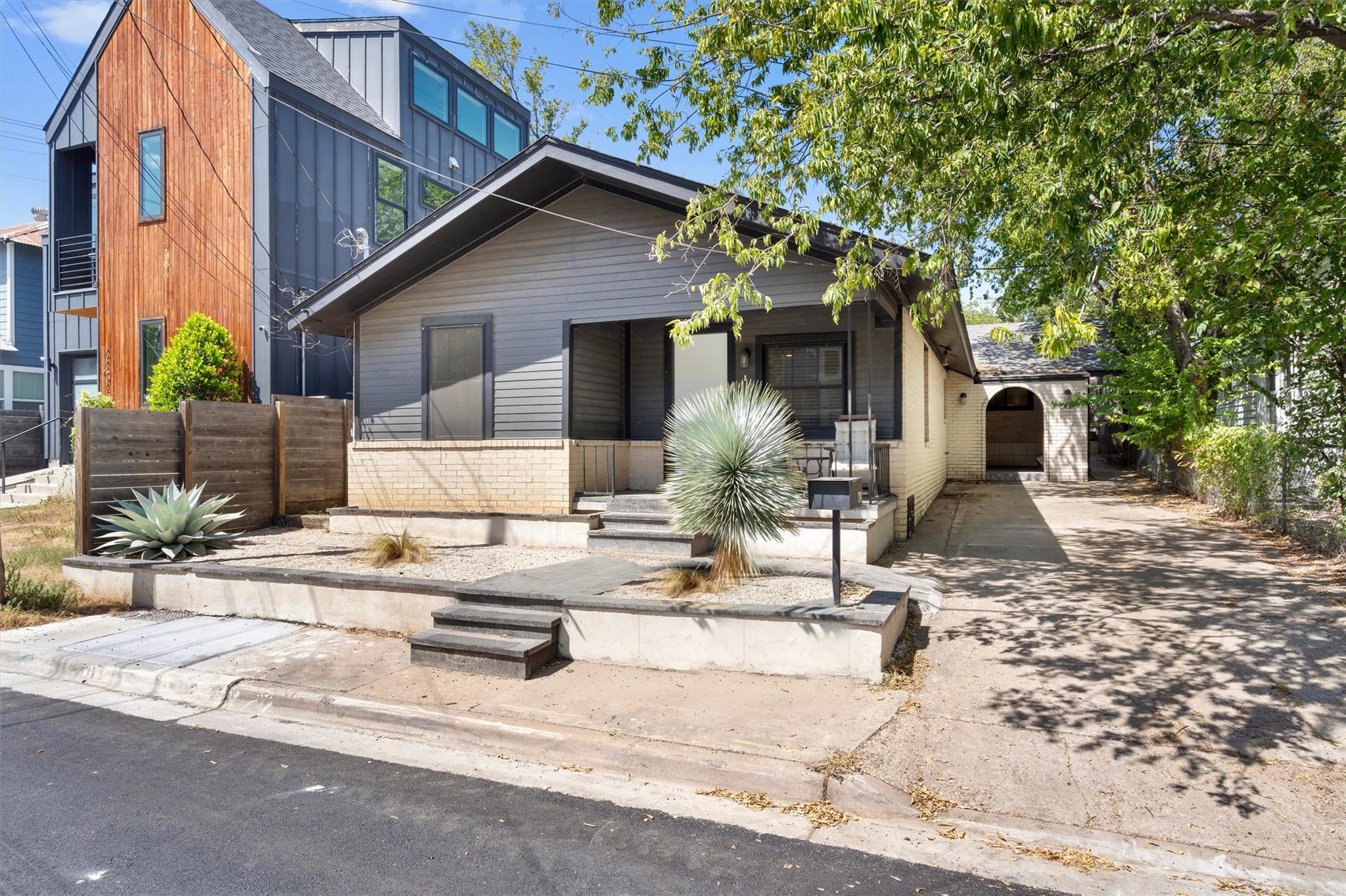 2204 Santa Rita St Property Photo 2