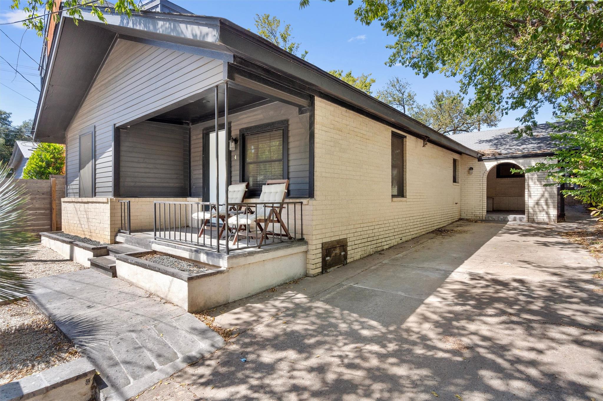 2204 Santa Rita St Property Photo 3