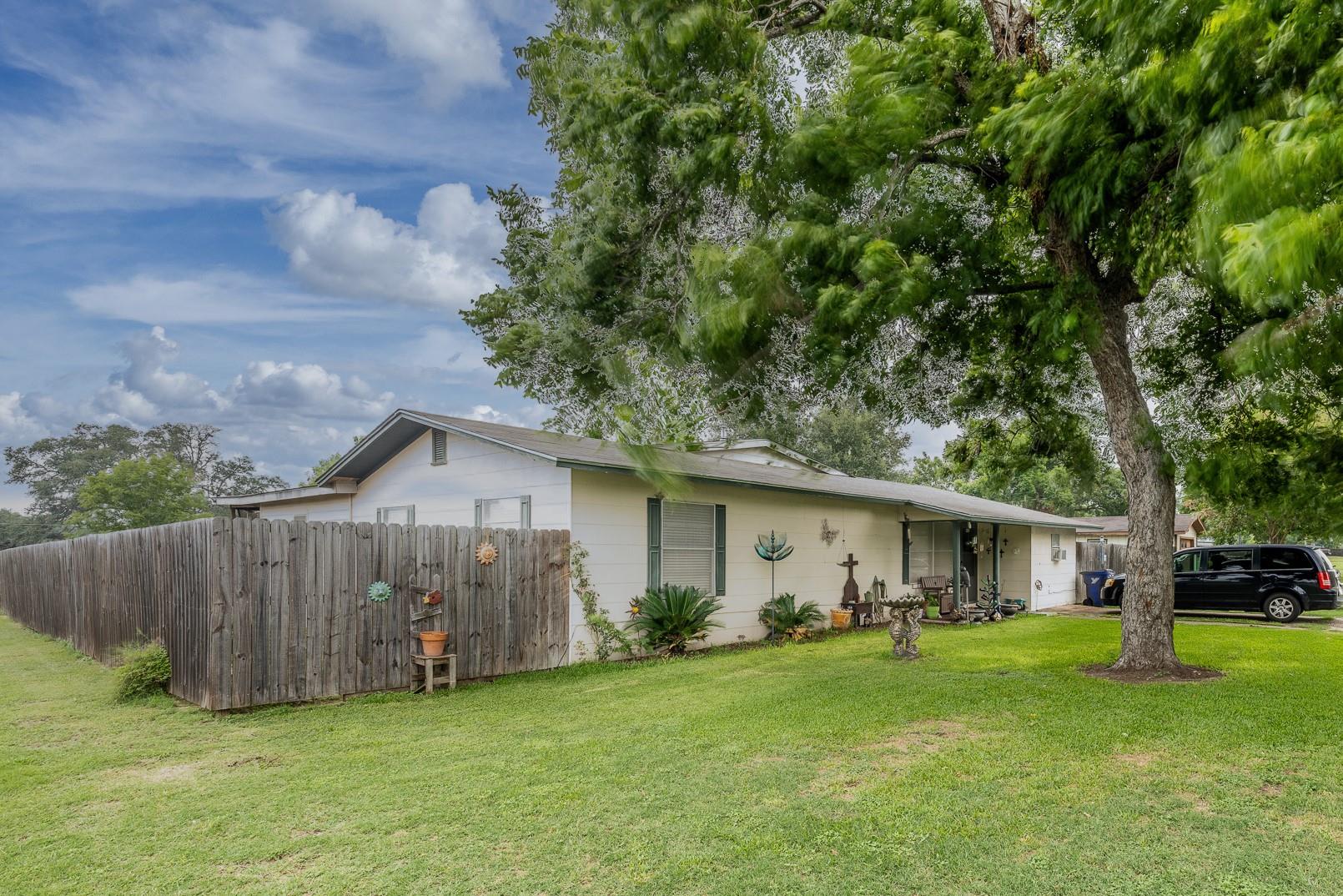 402 Armstrong St Property Photo