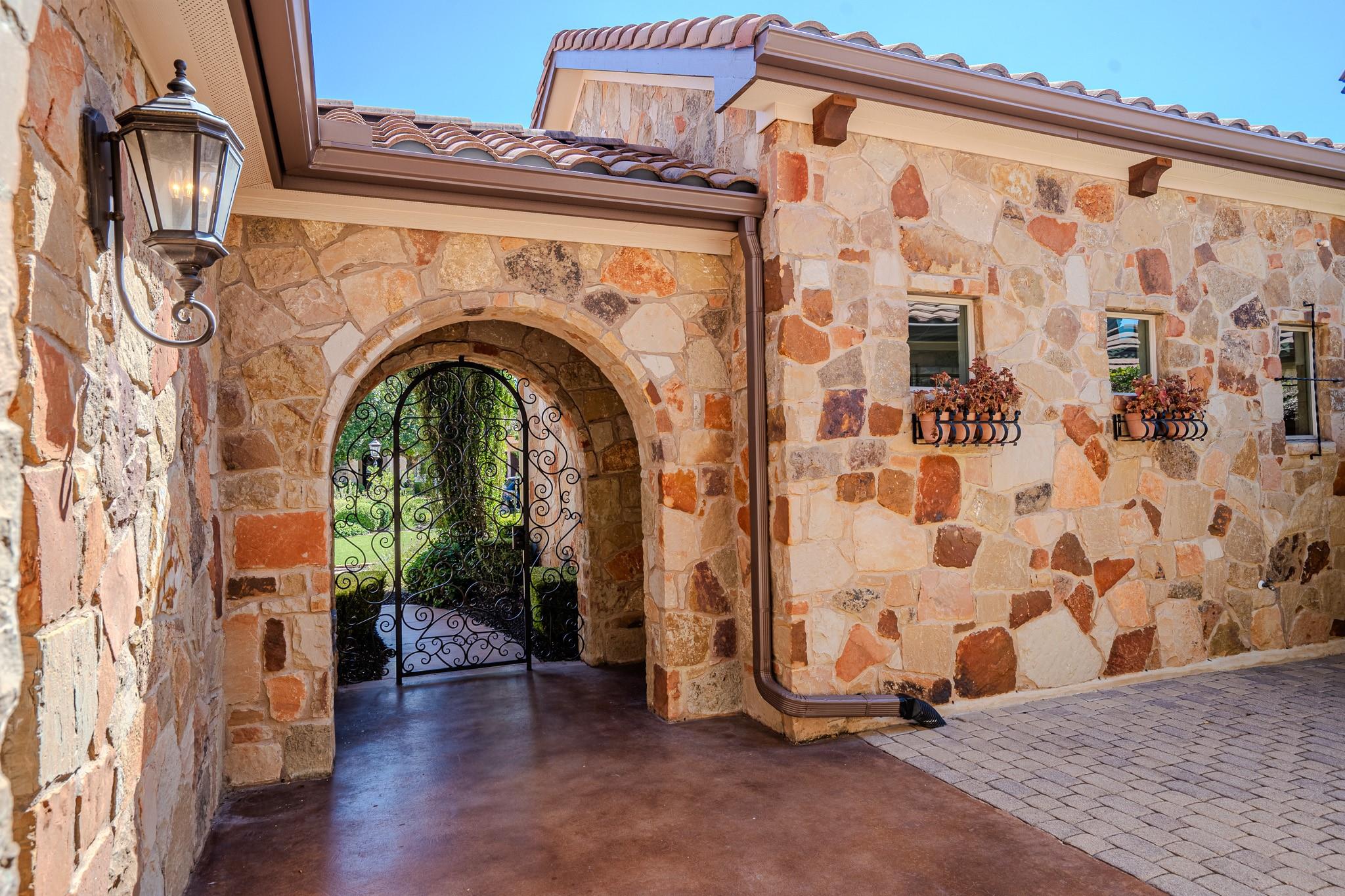 121 Feritti Dr Property Photo 4