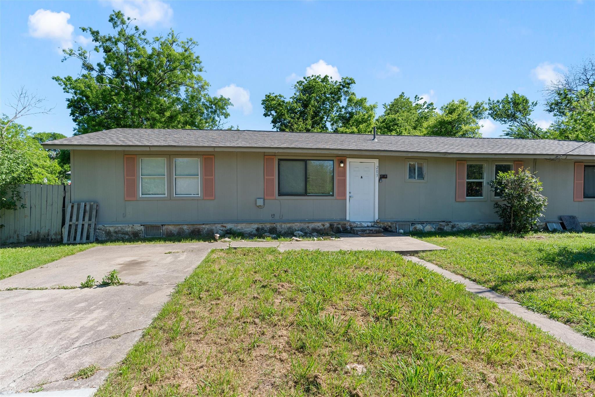 203 E Anderson Ave #a Property Photo 3