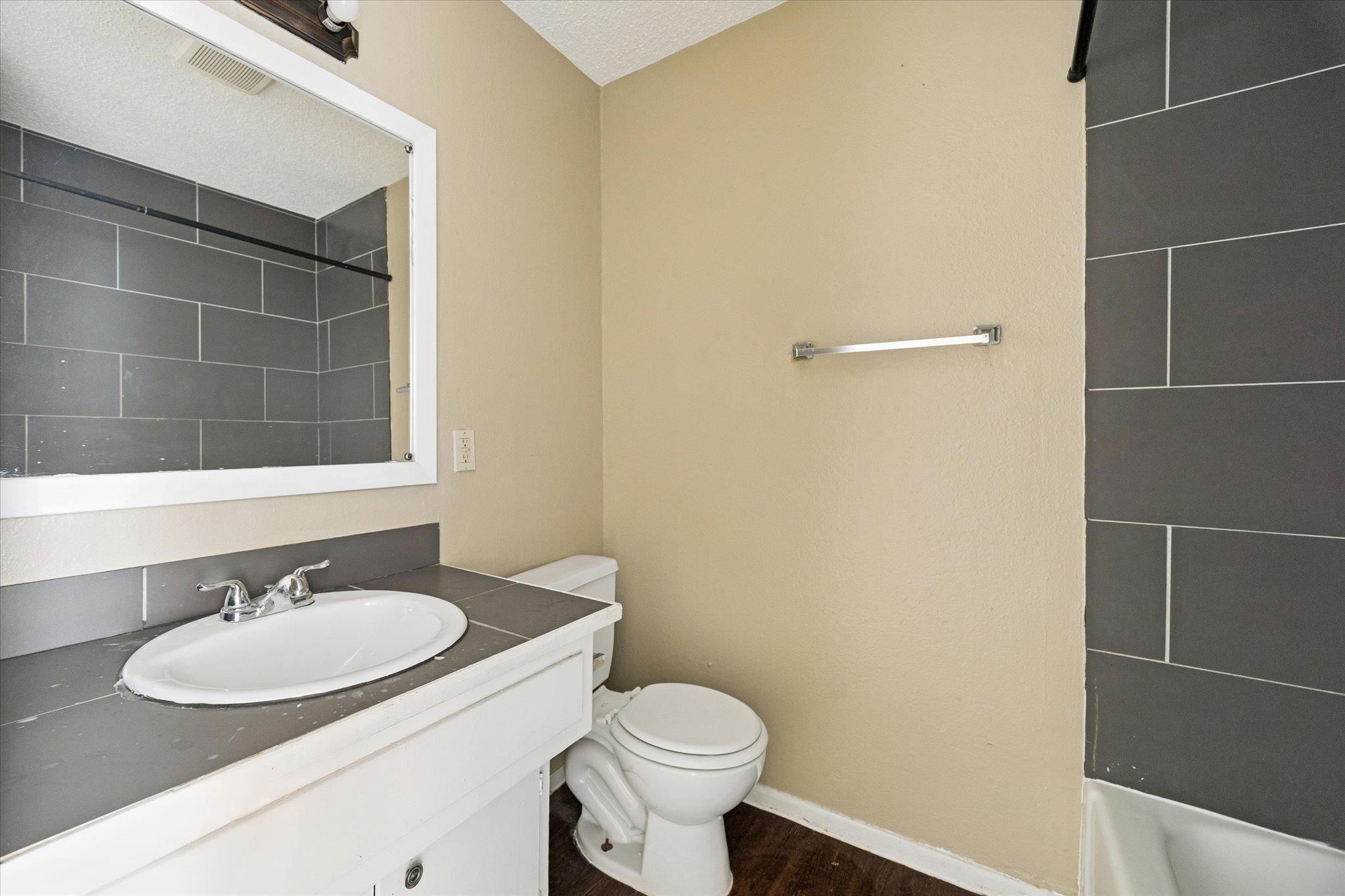 908 B Kirschner Pl Property Photo 7