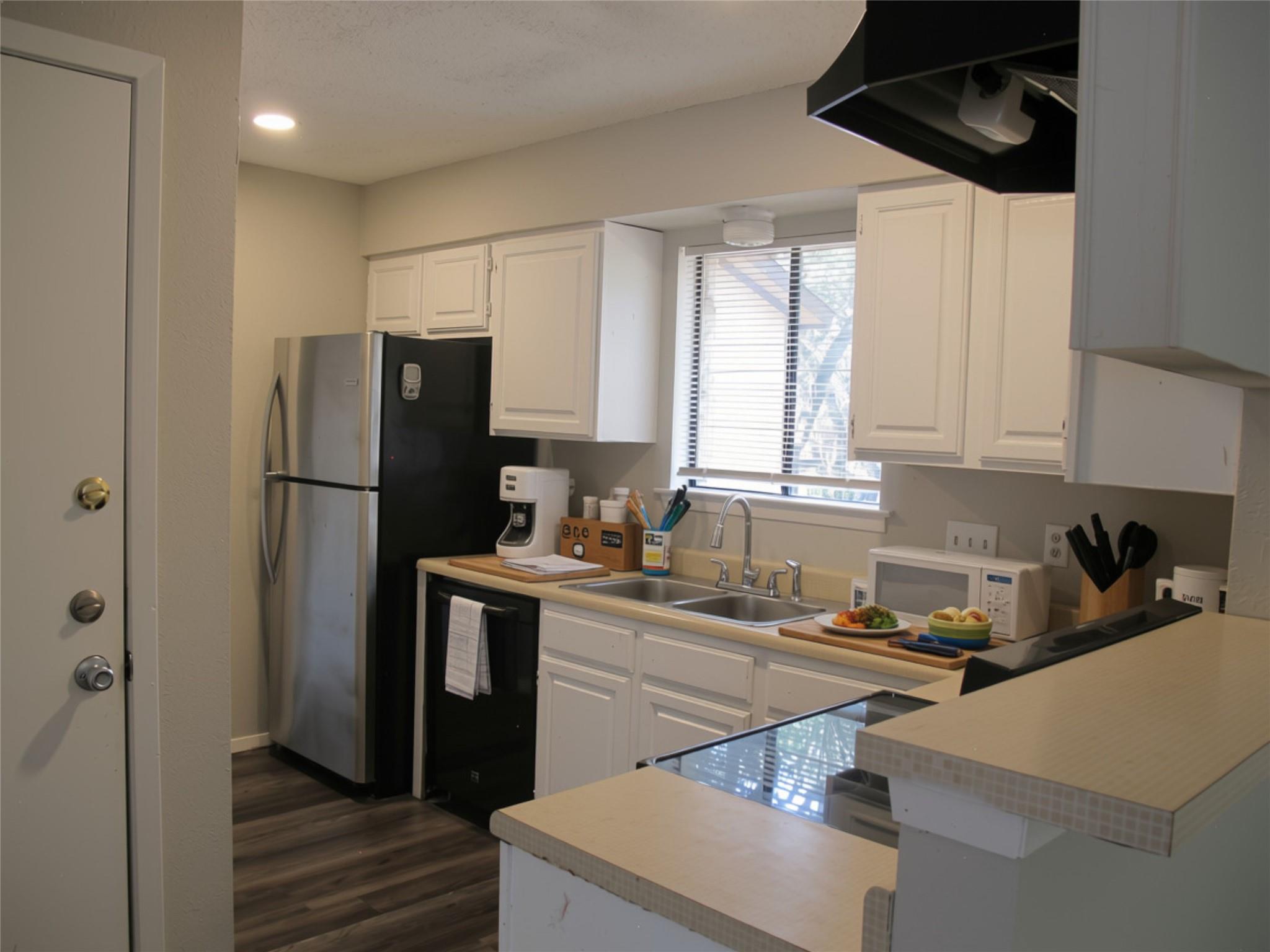509 Algerita Dr #b Property Photo 6