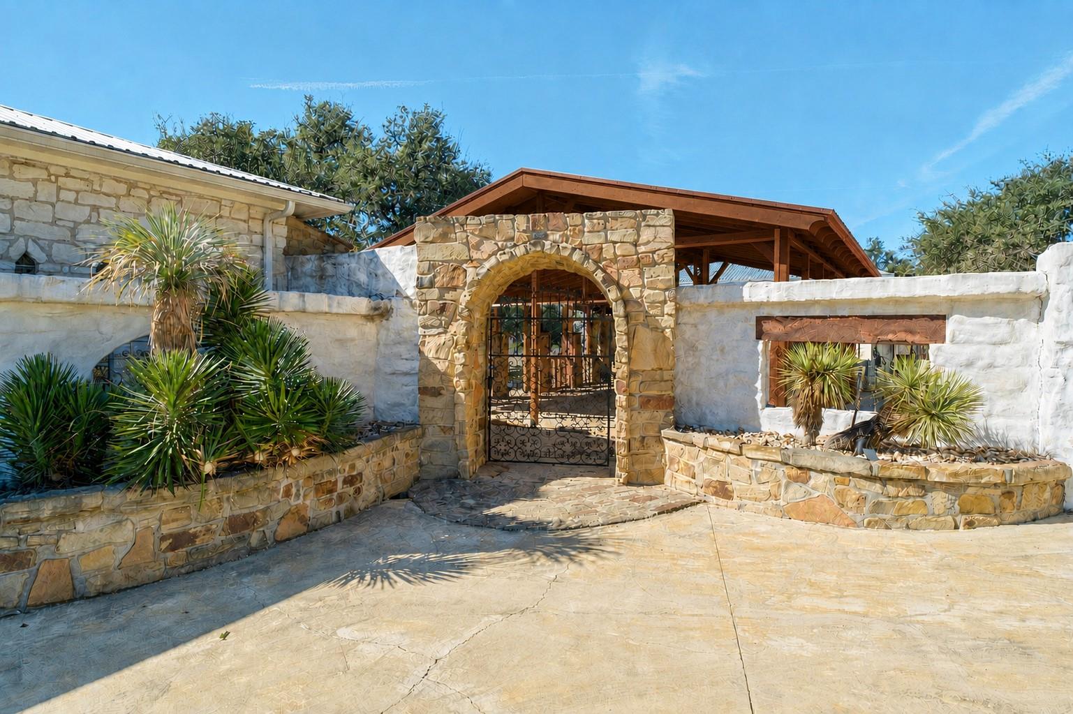 340 Barton Ranch Rd Property Photo 1
