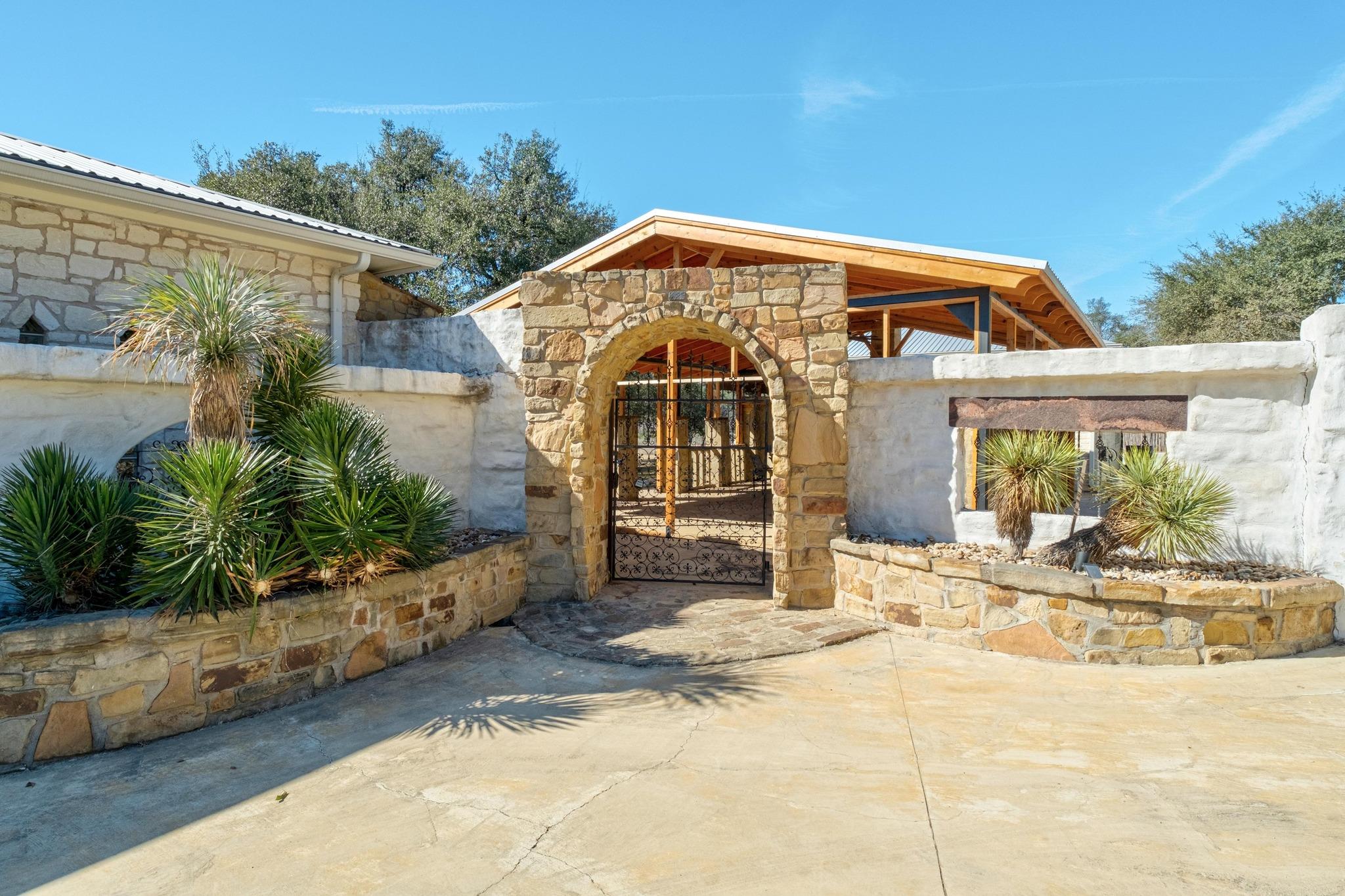 340 Barton Ranch Rd Property Photo 2