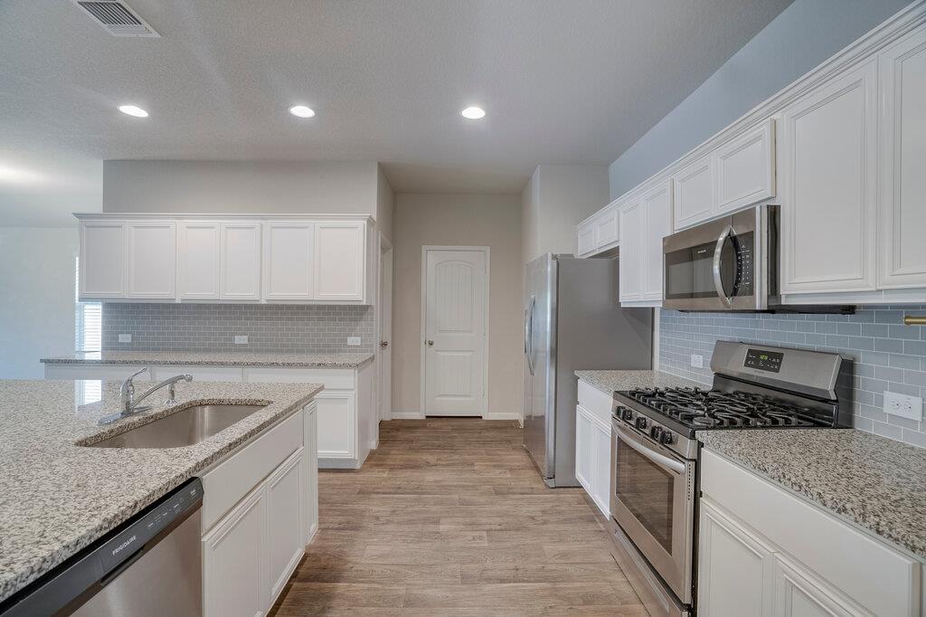13804 Cantarra Dr Property Photo 3