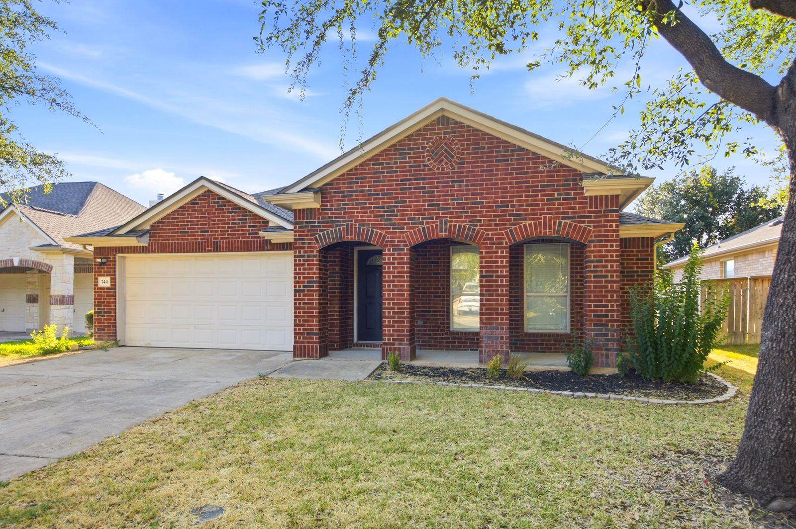744 Bent Wood Pl Property Photo 2