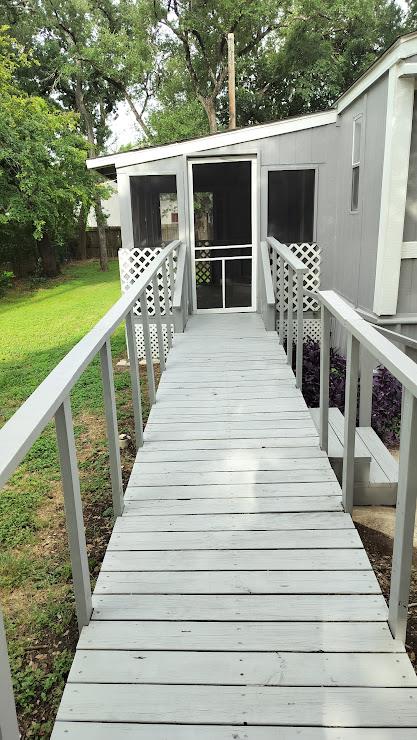 305 Woods Ln Property Photo 2